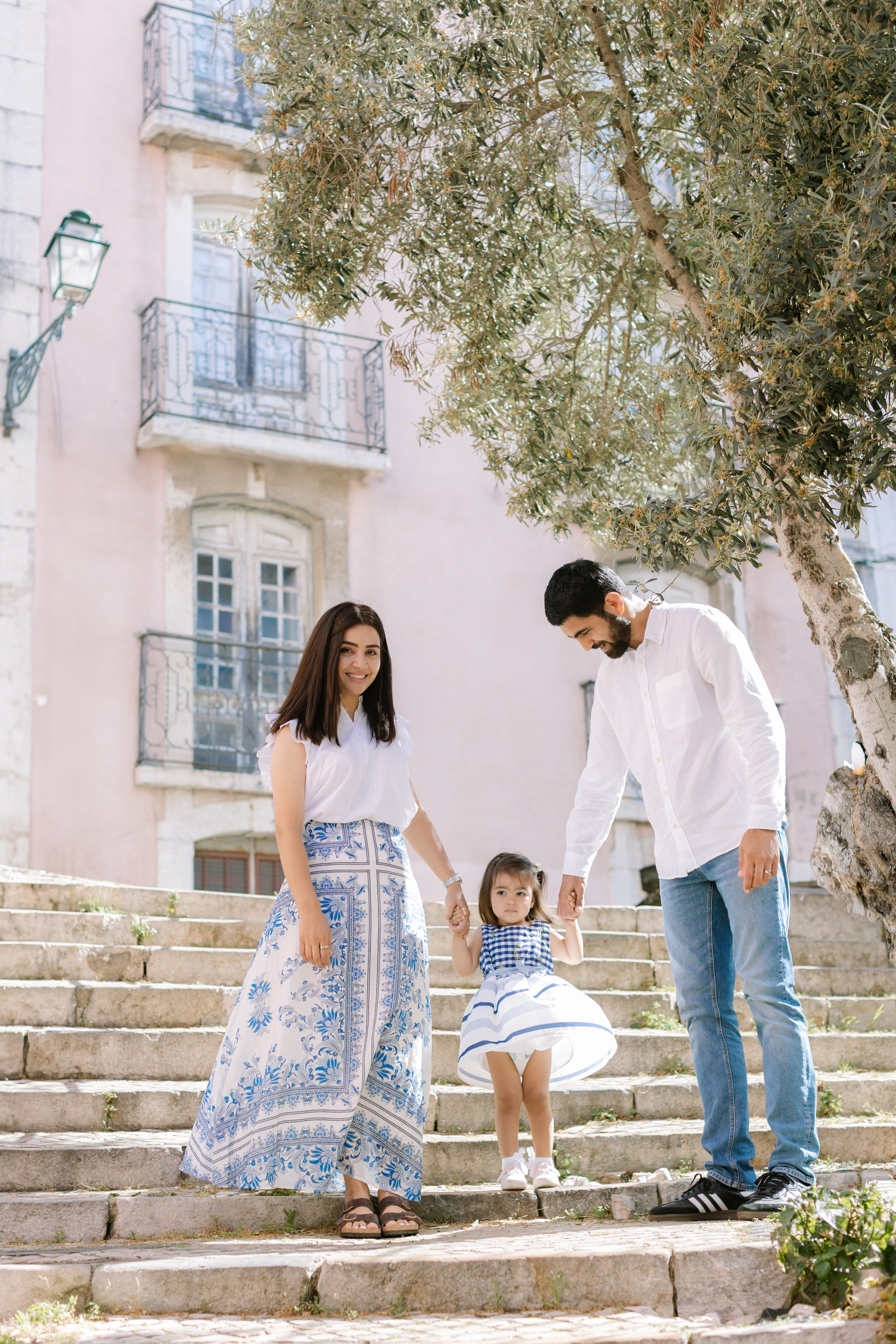 Family photo shoot on the streets of alfama. Свадебный и женский фотограф в Лиссабоне Яковлева Ольга