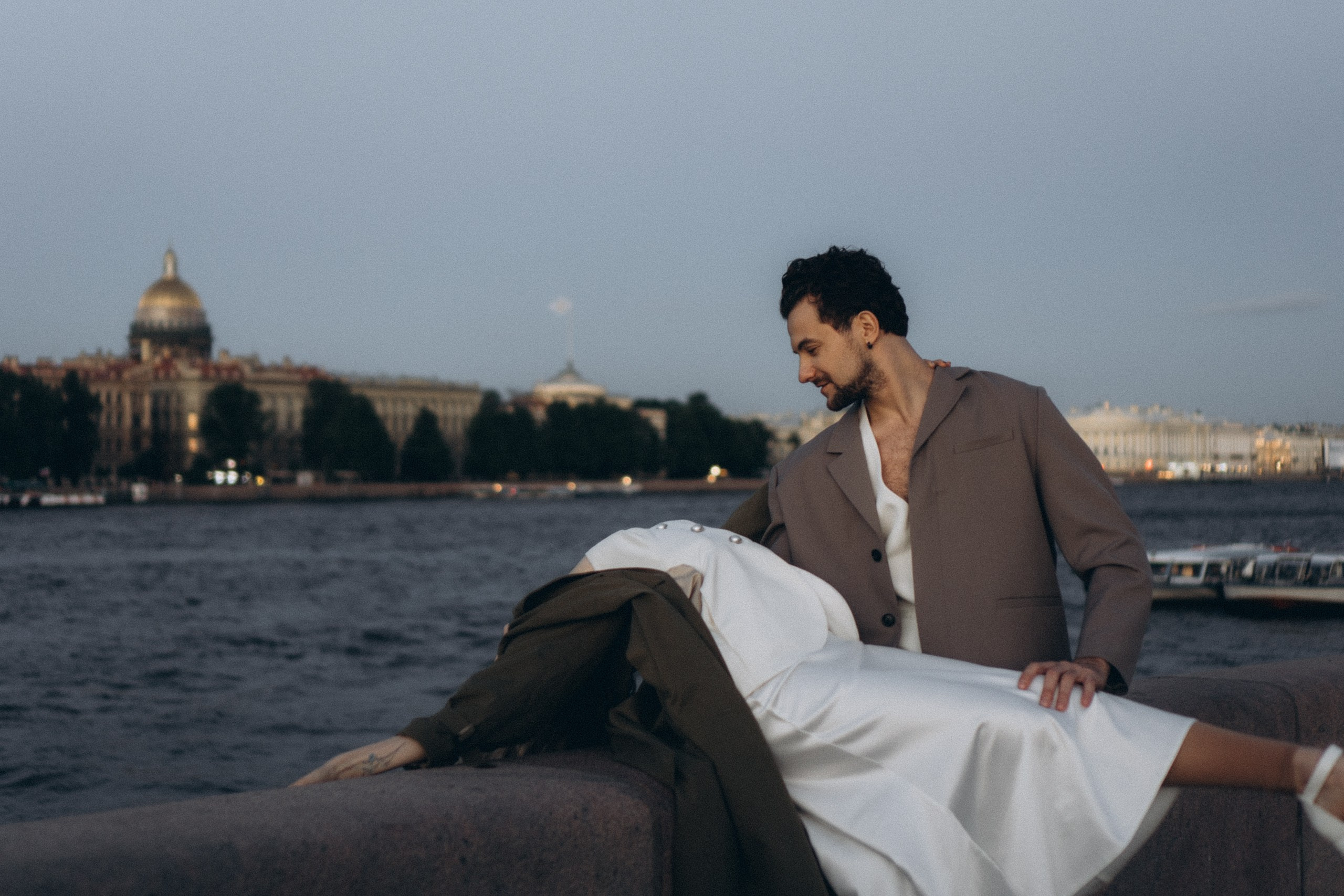 СВАДЕБНАЯ СЬЕМКА ПАРЫ НА РАССВЕТЕ В БЕЛЫЕ НОЧИ И ПРОГУЛКА С РАЗВОДНЫМИ МОСТАМИ И ПИКНИК ВОЗЛЕ ИСАКИЕВСКОГО СОБОРА. Профессиональный фотограф, Санкт-Петербург — Виктория Богомолова