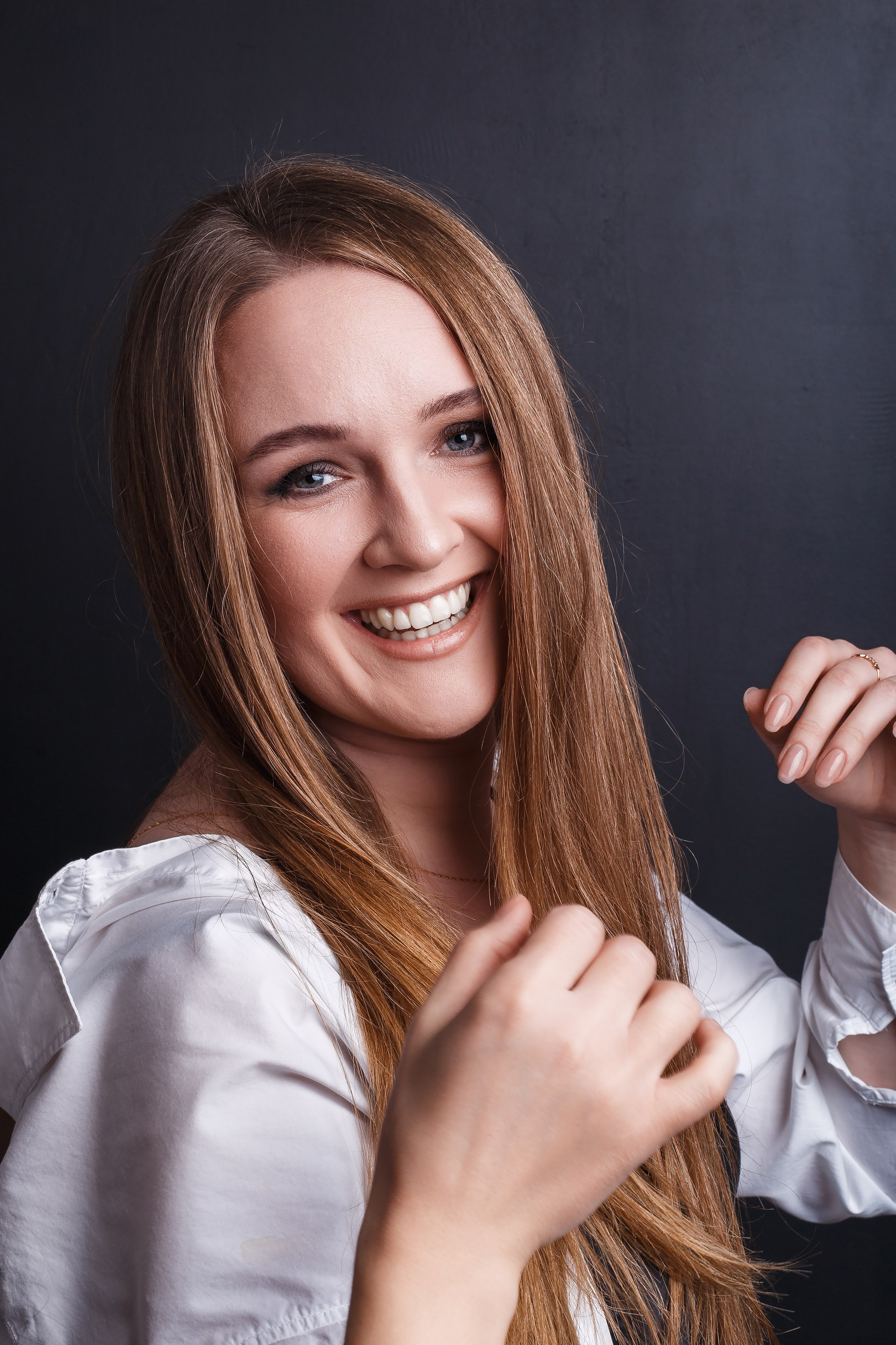 фотосессия девушки на черном фоне