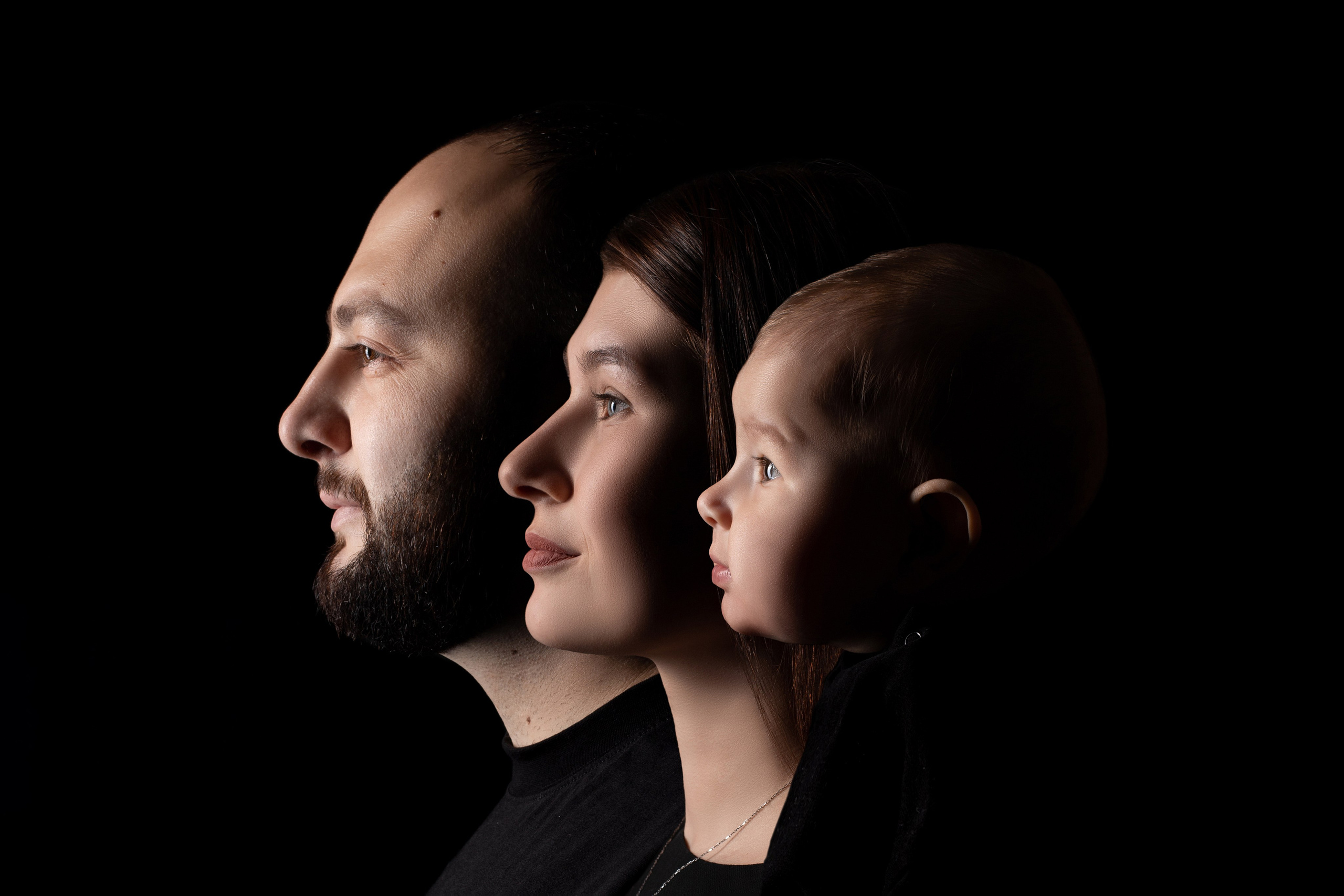 Портрет на черном фоне. Фотограф беременности Черникова Анна. Тюмень