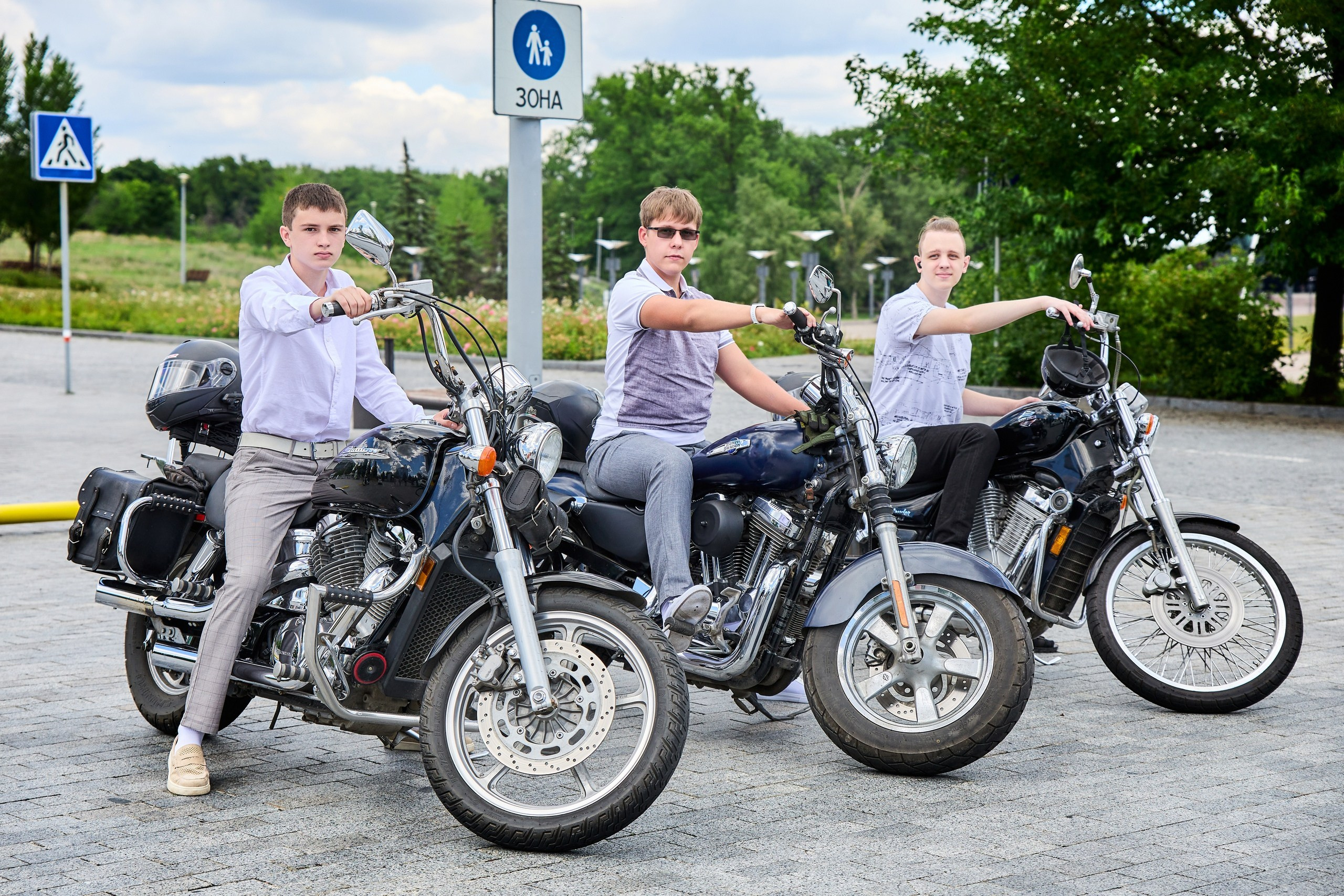 ШКОЛЬНИКИ. ВЫПУСКНОЙ. ДОНБАСС-АРЕНА. Фотограф Татаринов Андрей (Донецк / Макеевка)
