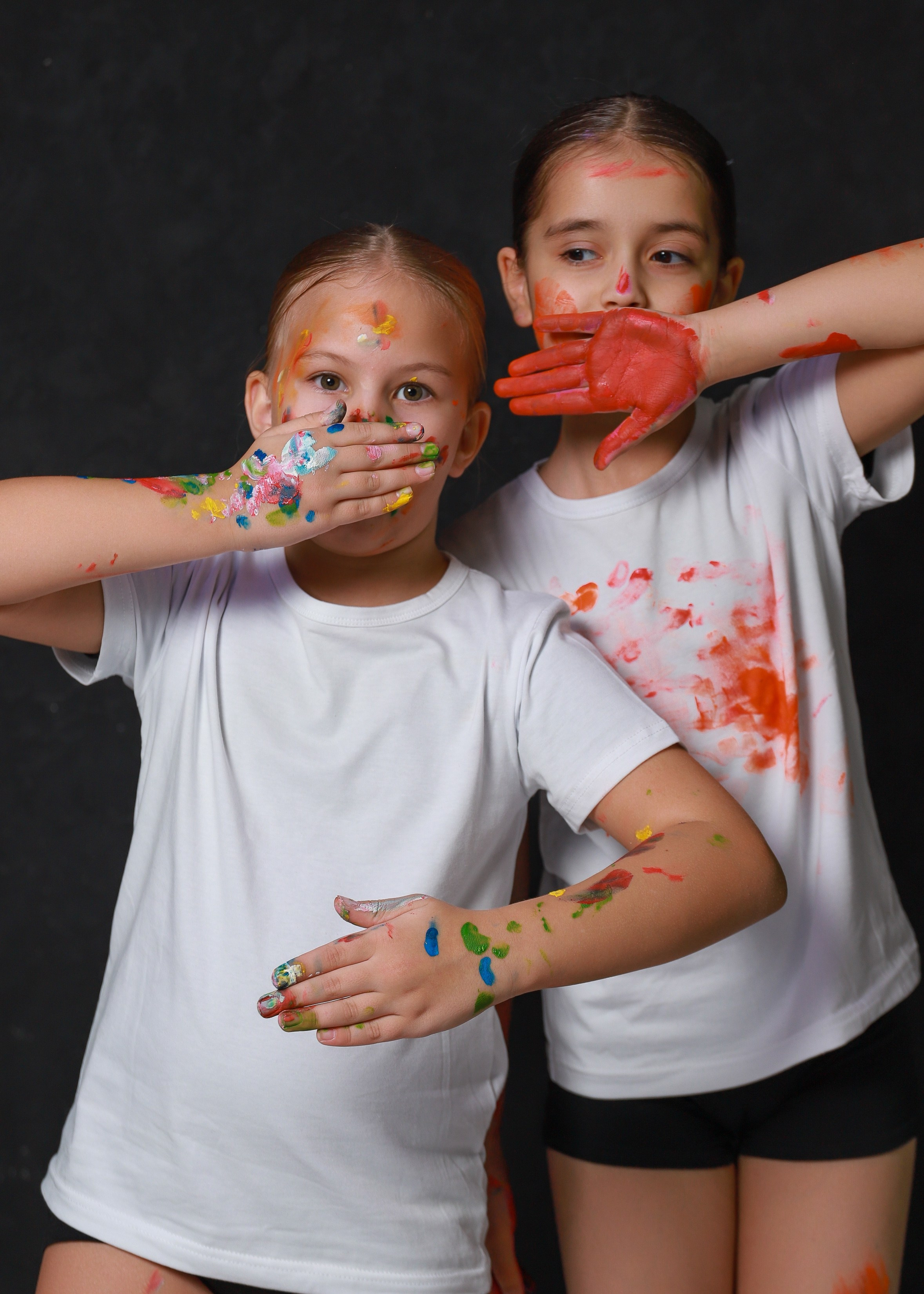 Младшие с красками. Фотограф Юлия Мальцева