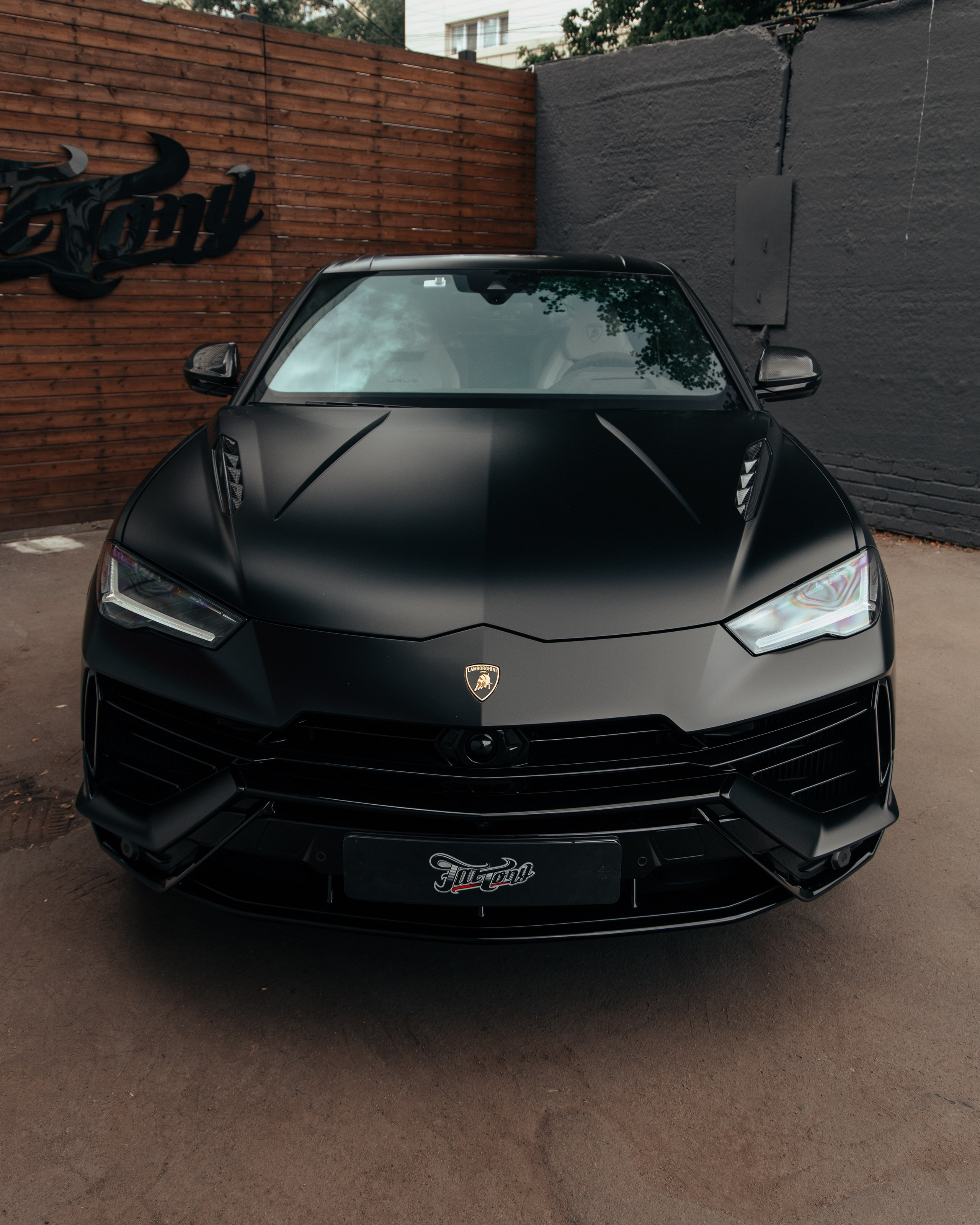 Lamborghini Urus ламинация карбоном вставок в капот, спойлеров, крышки багажника и зеркал. DeLorein