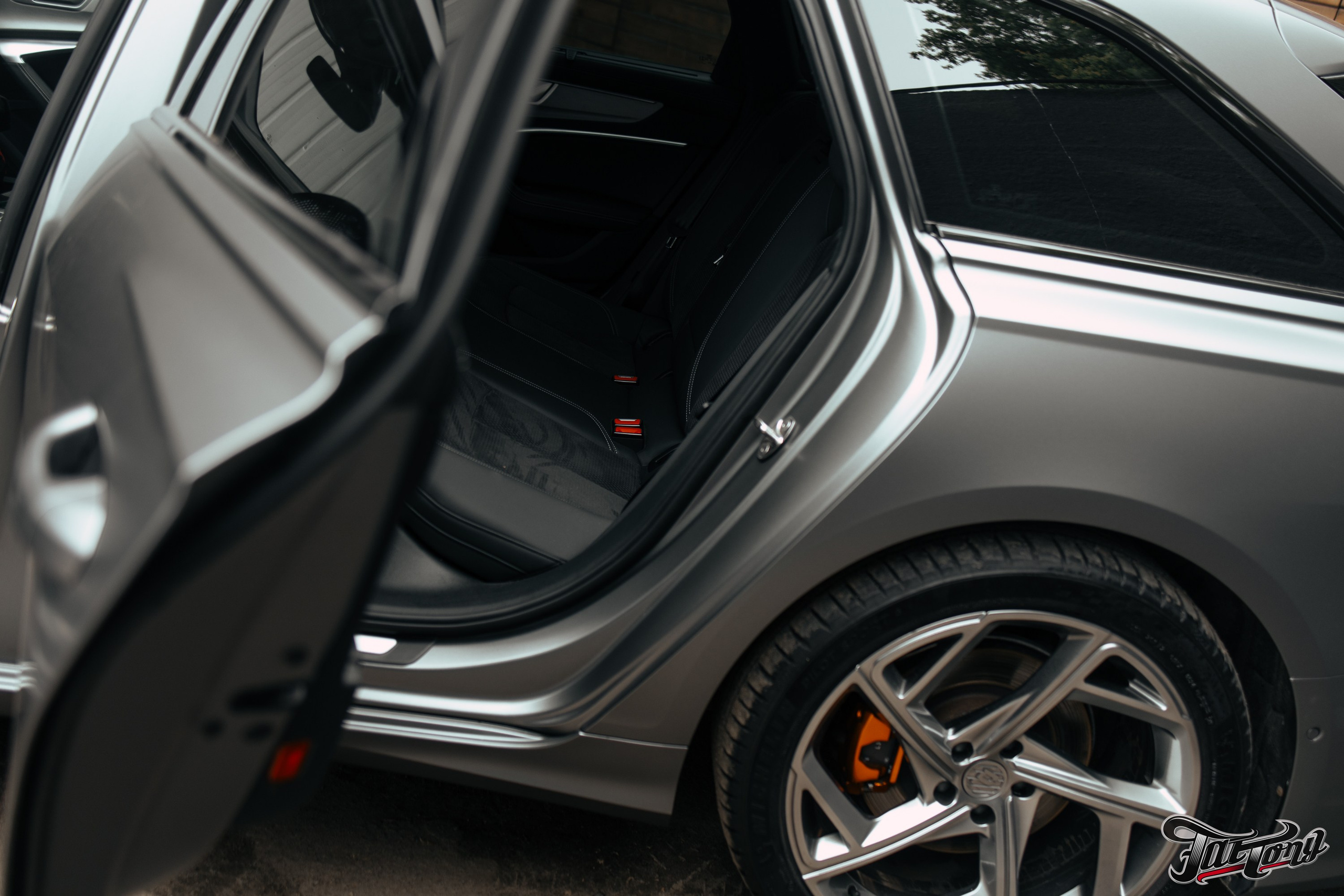 Audi A6 2 раза поменяла цвет, оклейка с проемами в зеленый и преклейка в серый. DeLorein