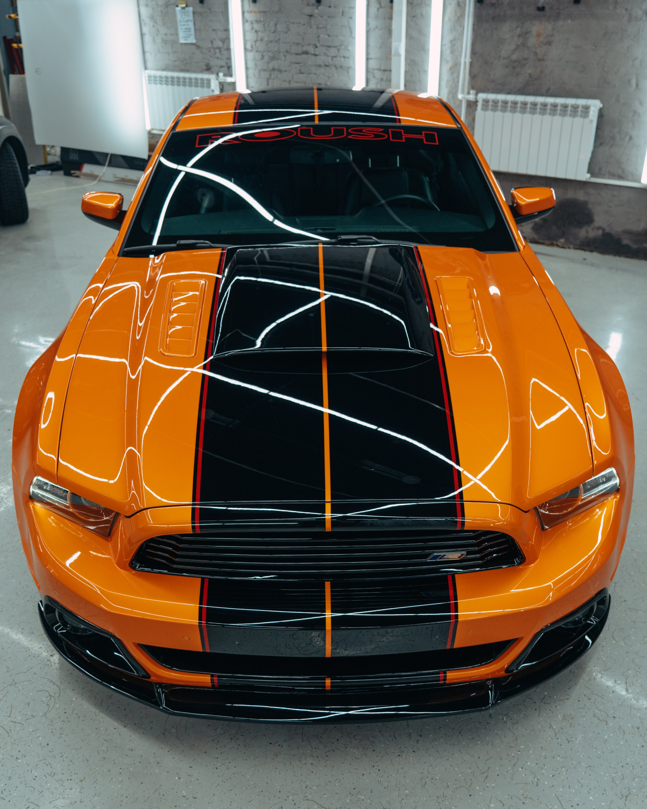 Ford Mustang Roush оранжевый окрас кузова и выкрас полос. DeLorein