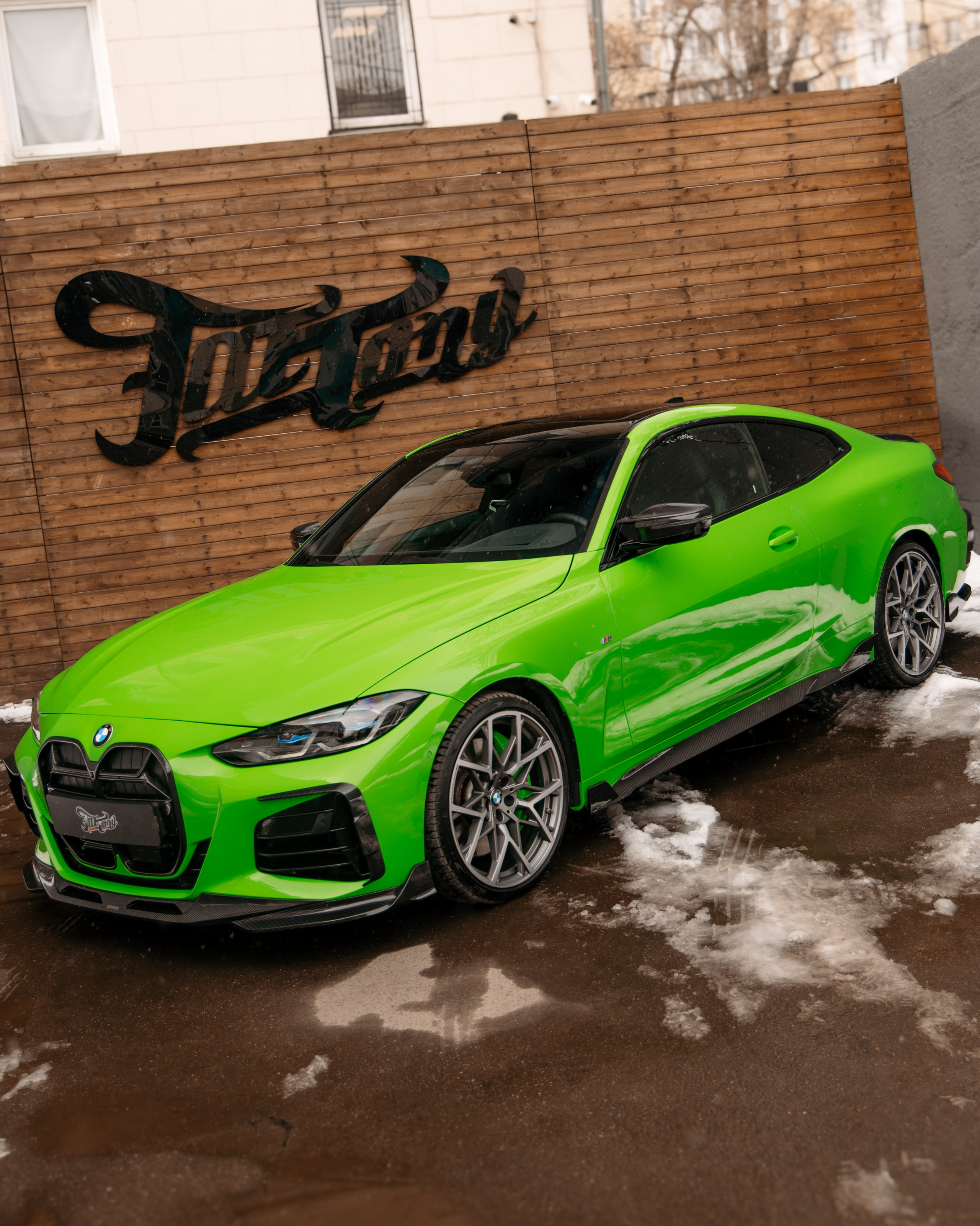 BMW 440i оклейка в зеленый, выхлоп, установка карбонового обвеса, окрас суппортов. DeLorein