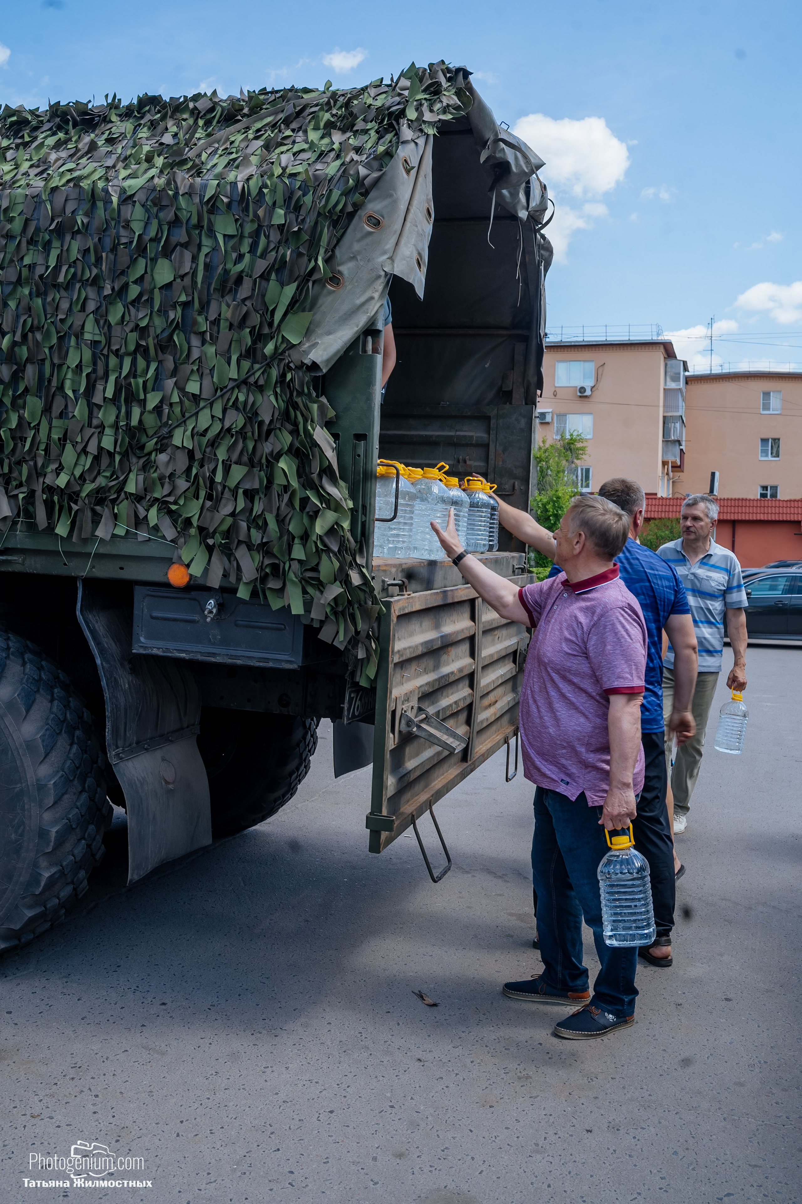 8 июня «Патриоты из Курска» сбор гуманитарной помощи у кинотеатра «Родина». Фотограф Нижний Новгород Татьяна Кейод