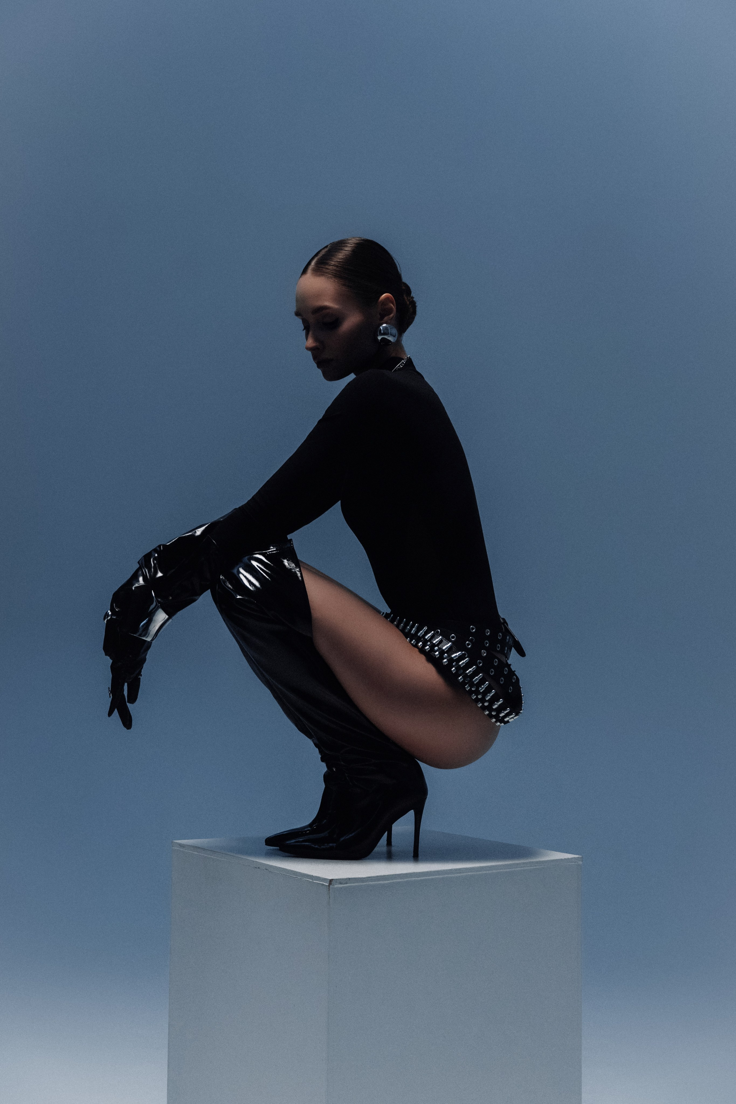 фотосессия в сапогах и перчатках