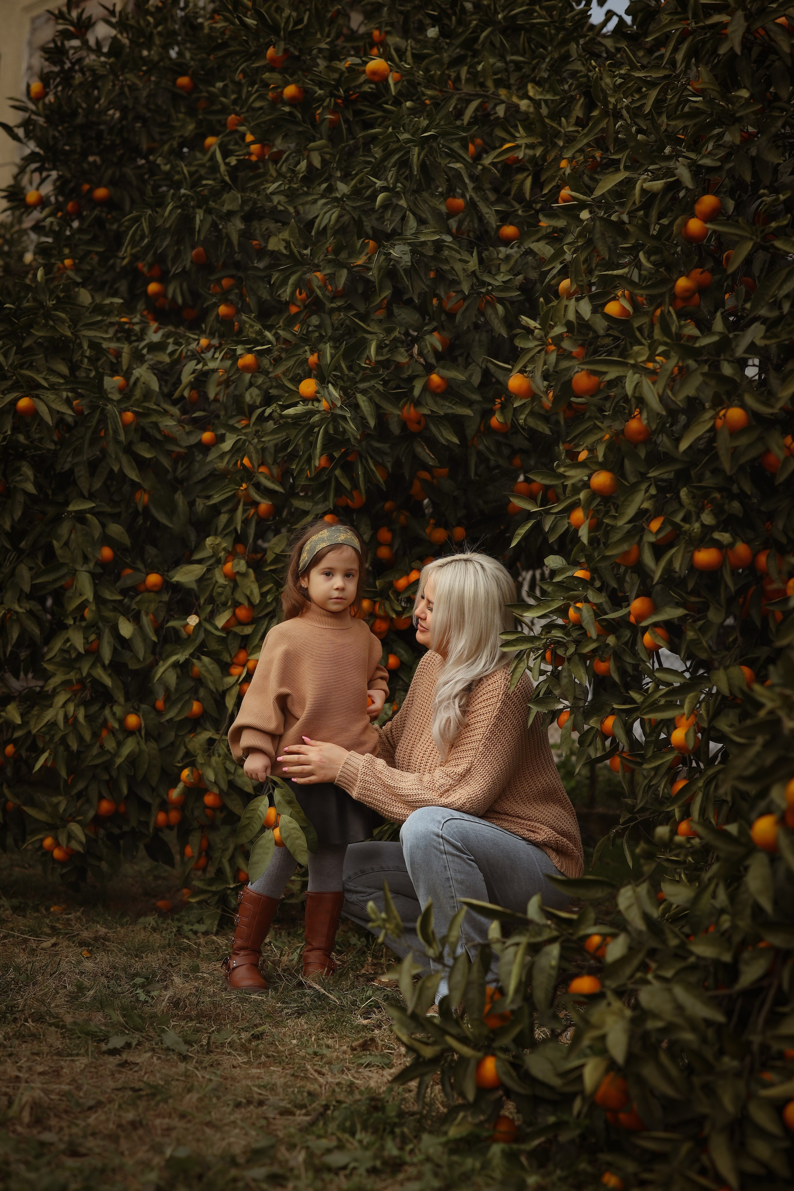 Семейная фотосессия в саду мандаринов. Свадебный и семейный фотограф в Абхазии Жанна Соснина