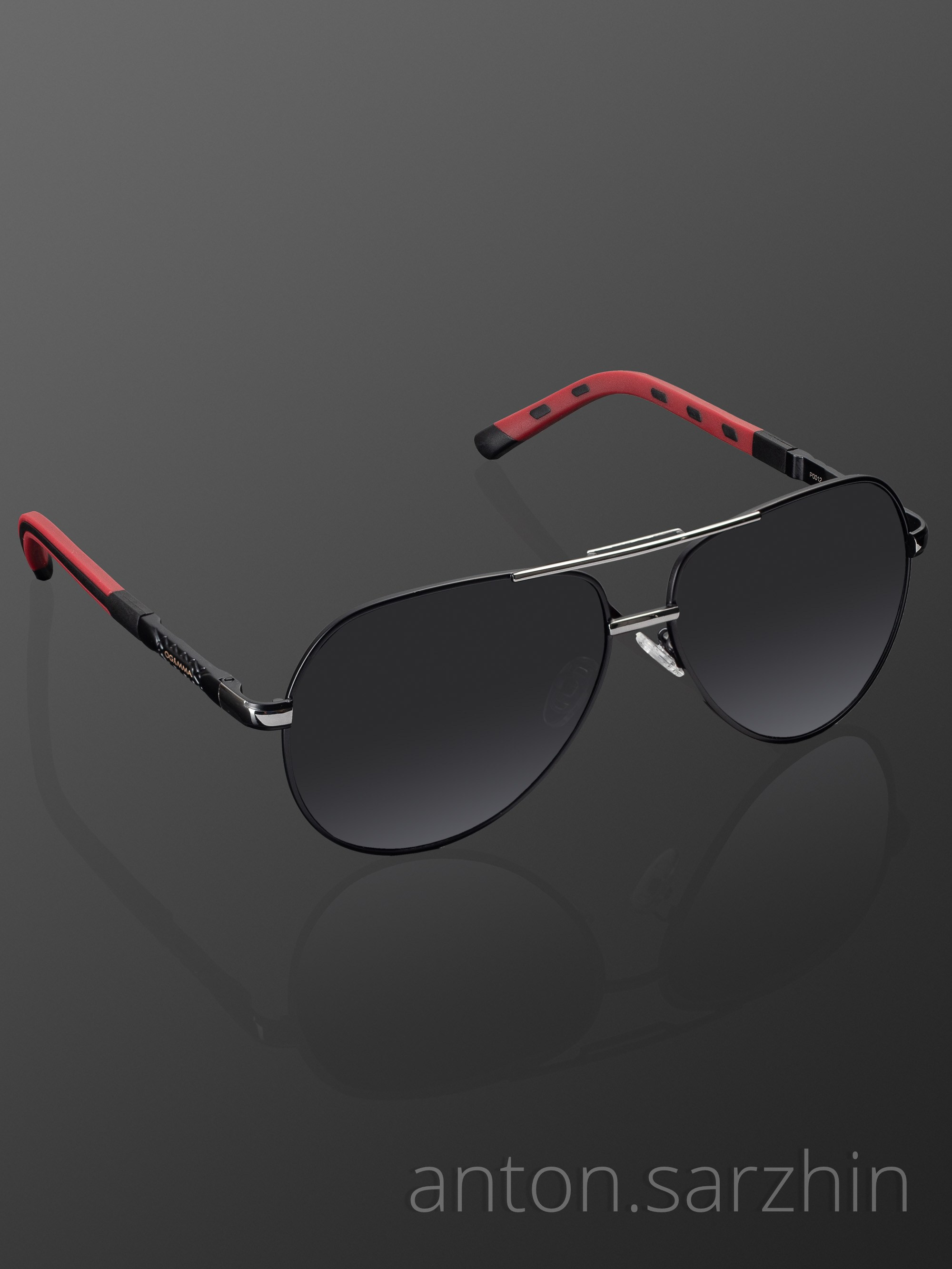 Имиджевая съемка черных очков на черном фоне с отражением