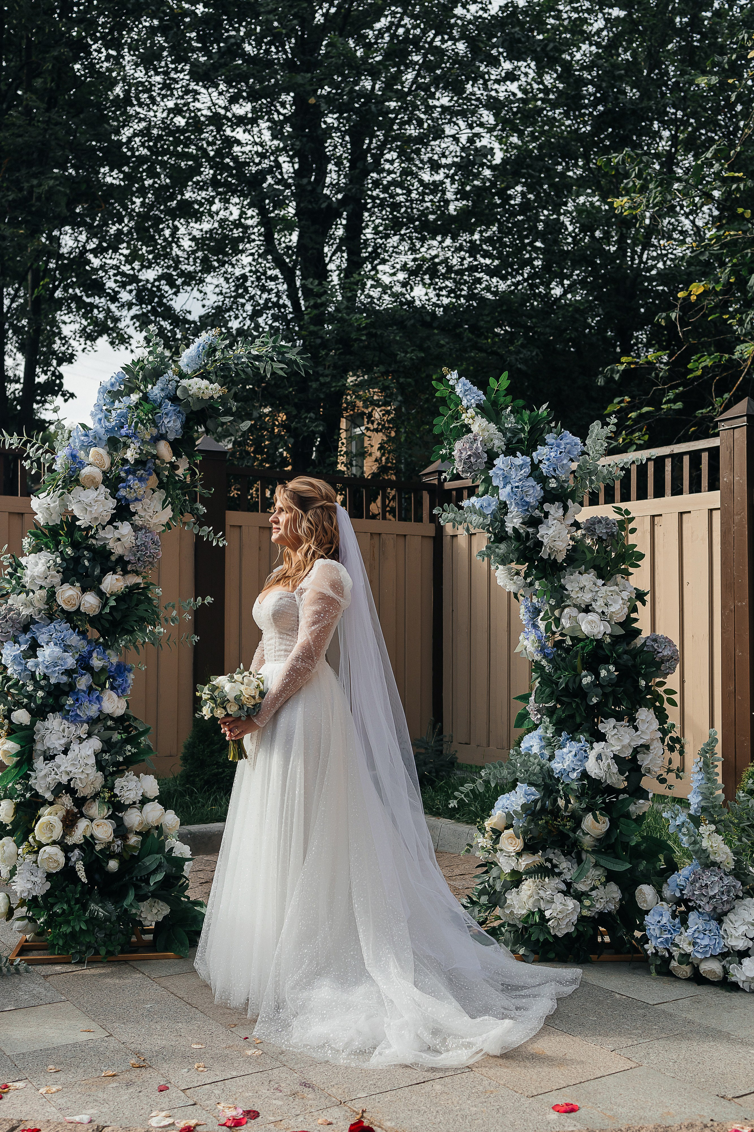 Трогательная выездная церемония в уютном дворике отеля. Олег Сверчков | Свадебный фотограф Вологда