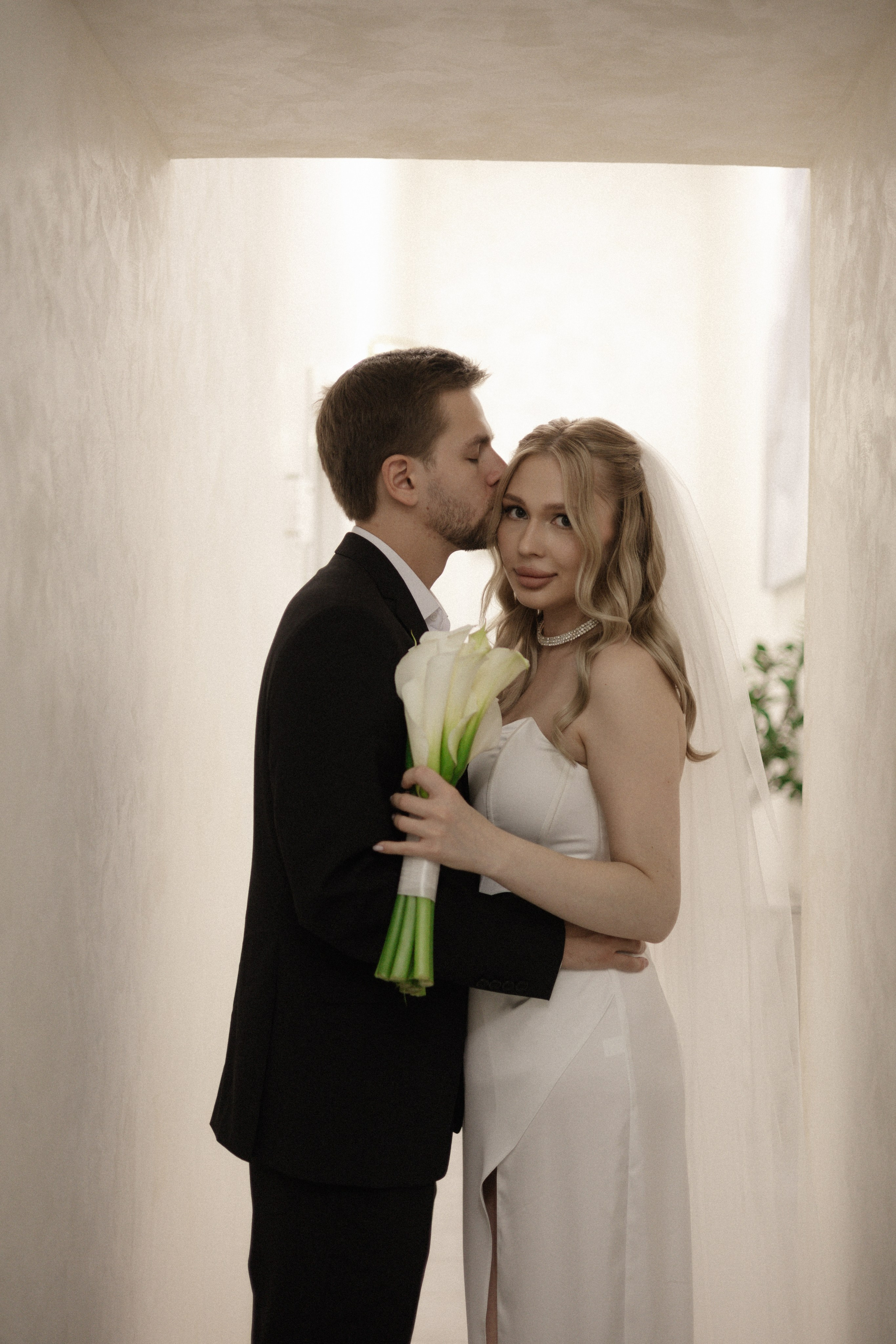 Арина и Дима. Сборы, роспись и прогулка. Свадебный и портретный фотограф в Москве Анастасия Масюк