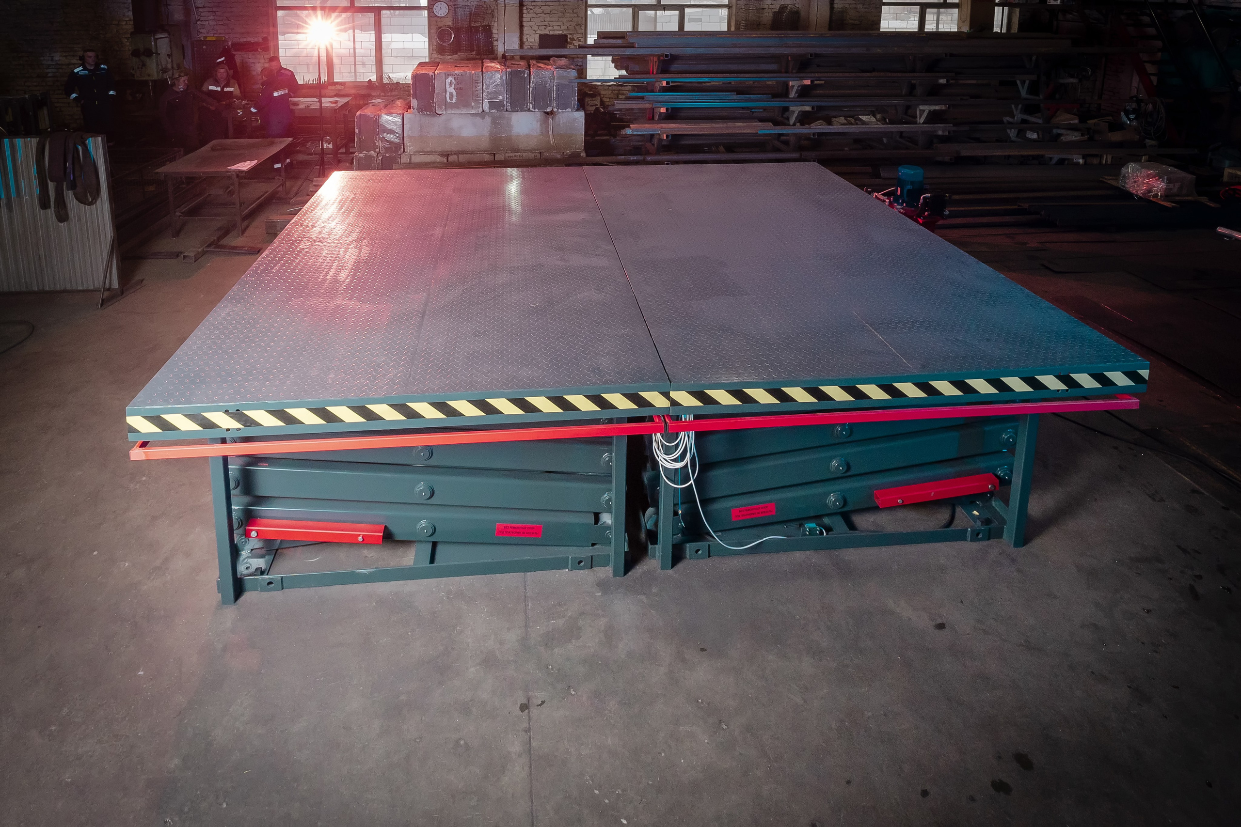 Настил из стального рифлёного листа платформы ножнического подъёмника