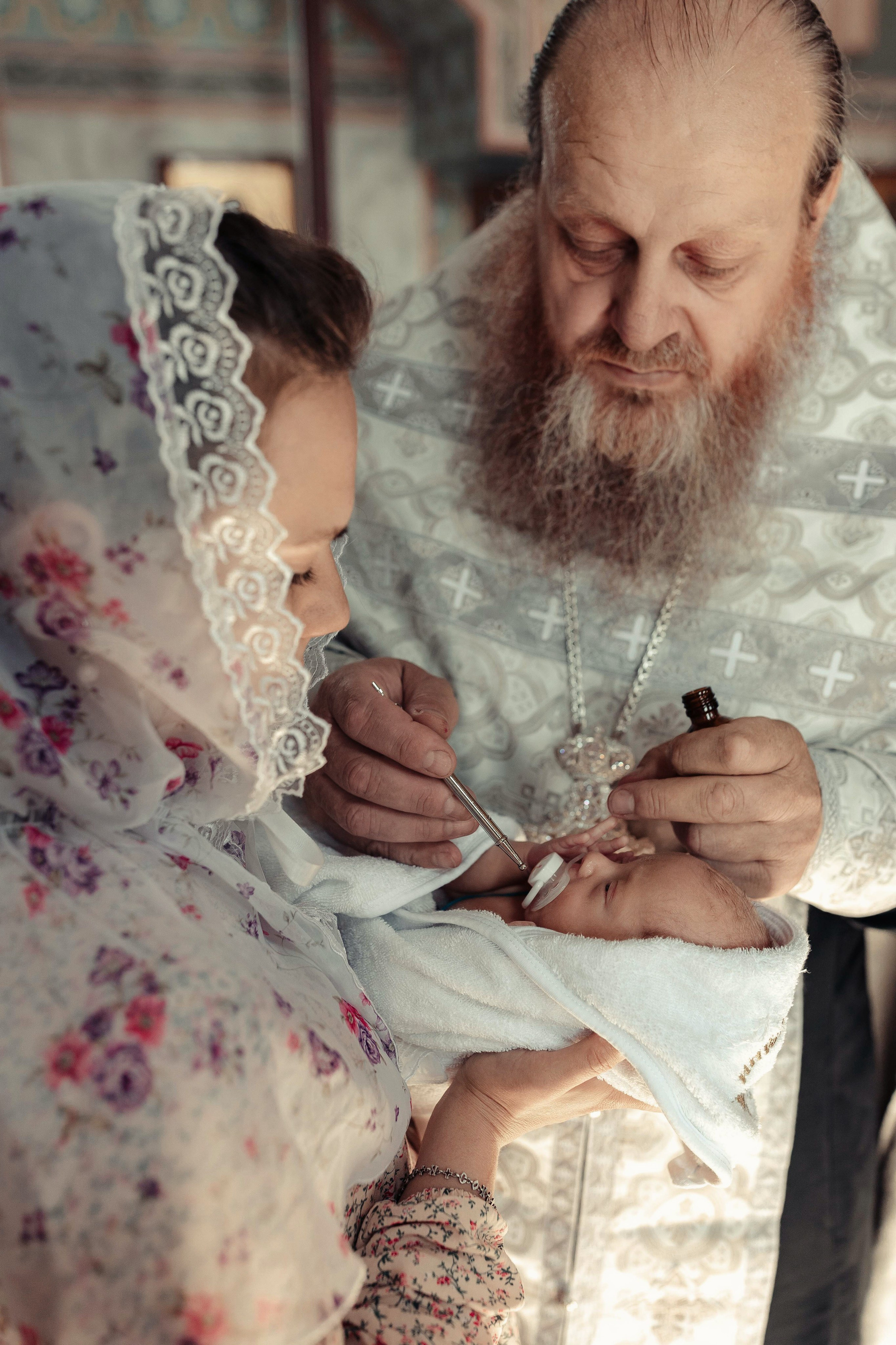 Фото съемка таинства крещения в храме Нижнего Новгорода. Алексей Шаров — свадебный и репортажный фотограф в Нижнем Новгороде