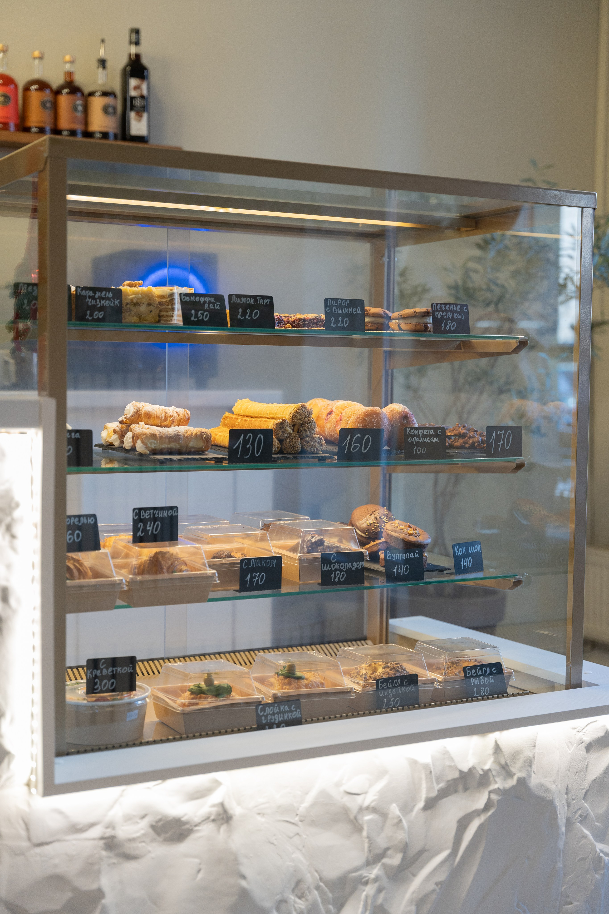 Интерьерная фотосъемка кофейни Love and Coffee — уютное место в Краснодаре Профессиональная фотосъемка интерьера кофейни в Краснодаре — Love. Шедевры для Вас! Фотограф и Видеограф в Краснодаре Пахиев Руслан