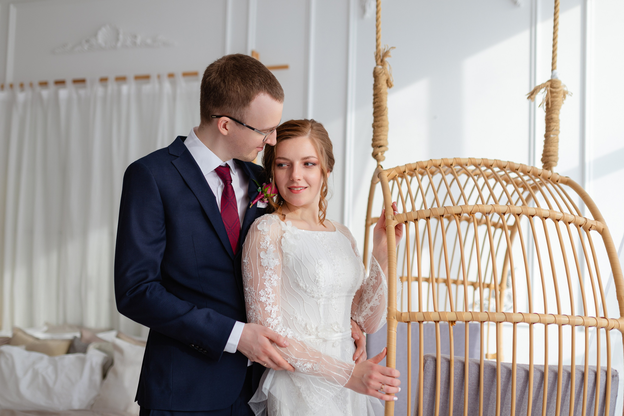 Жених и невеста в красивые интерьерные Фотостудии