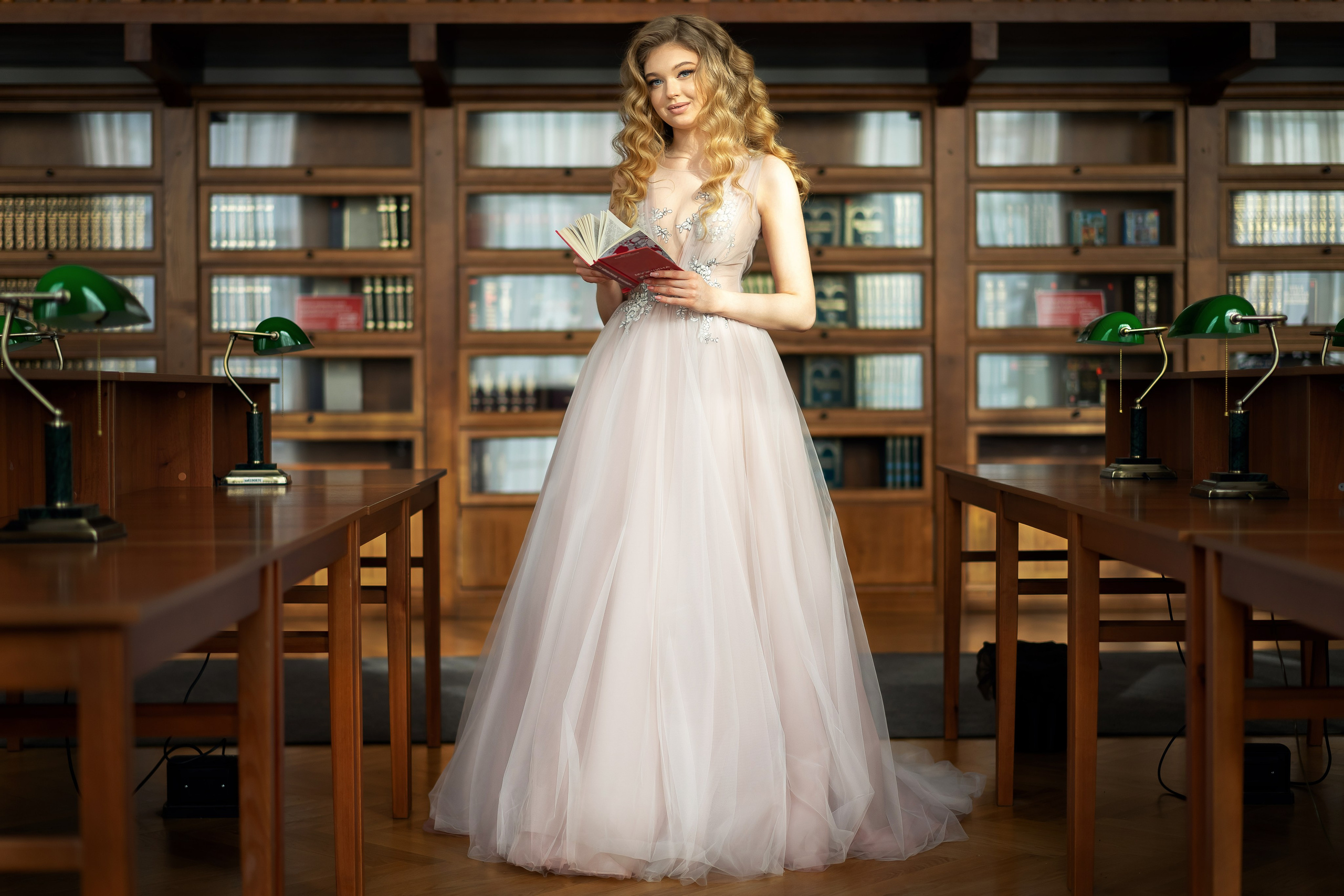 Портретная фотосессия в библиотеке. Фотограф Екатеринбург Кокшарова Александра