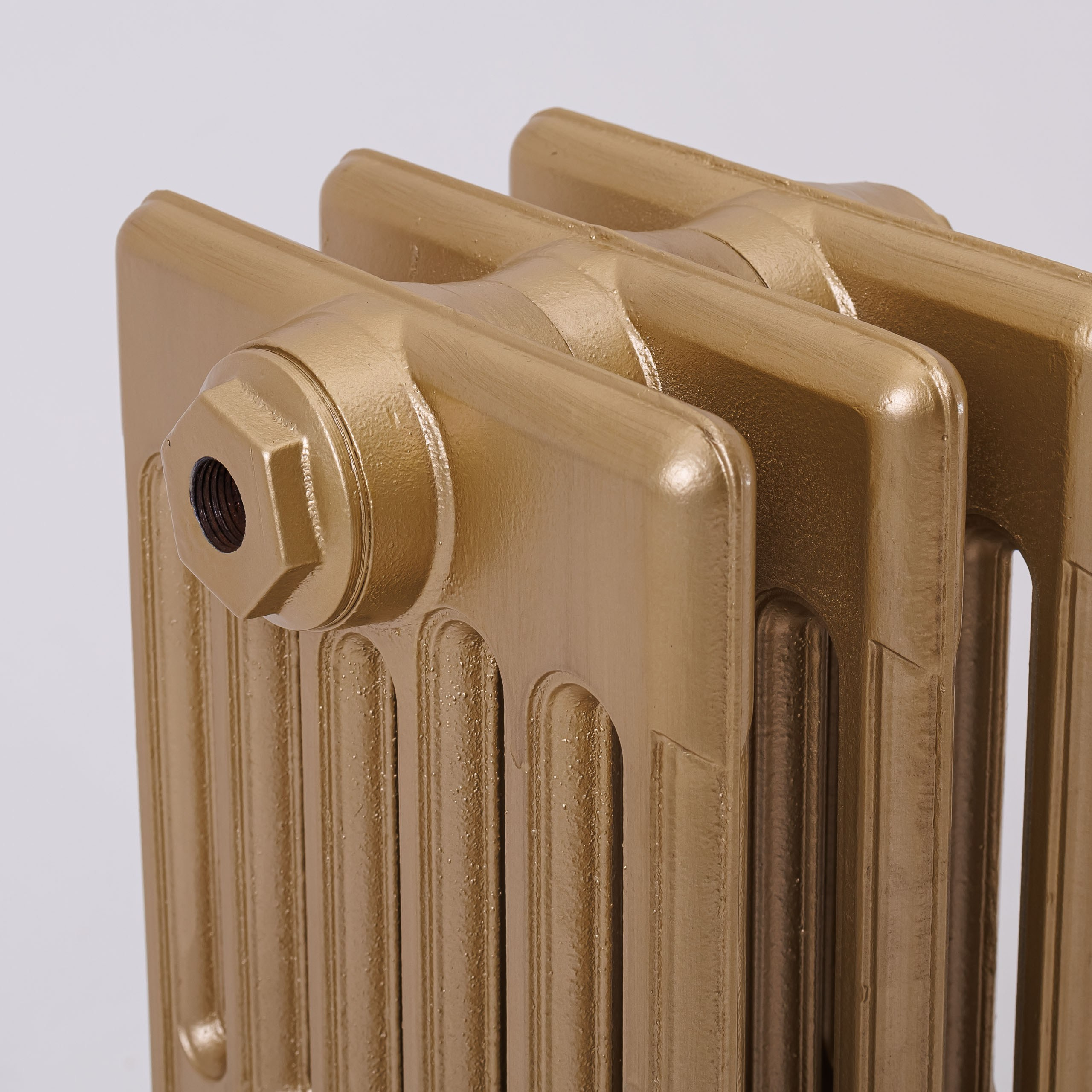 Предметные фотографии дизайнерских радиаторов отопления в стиле ретро