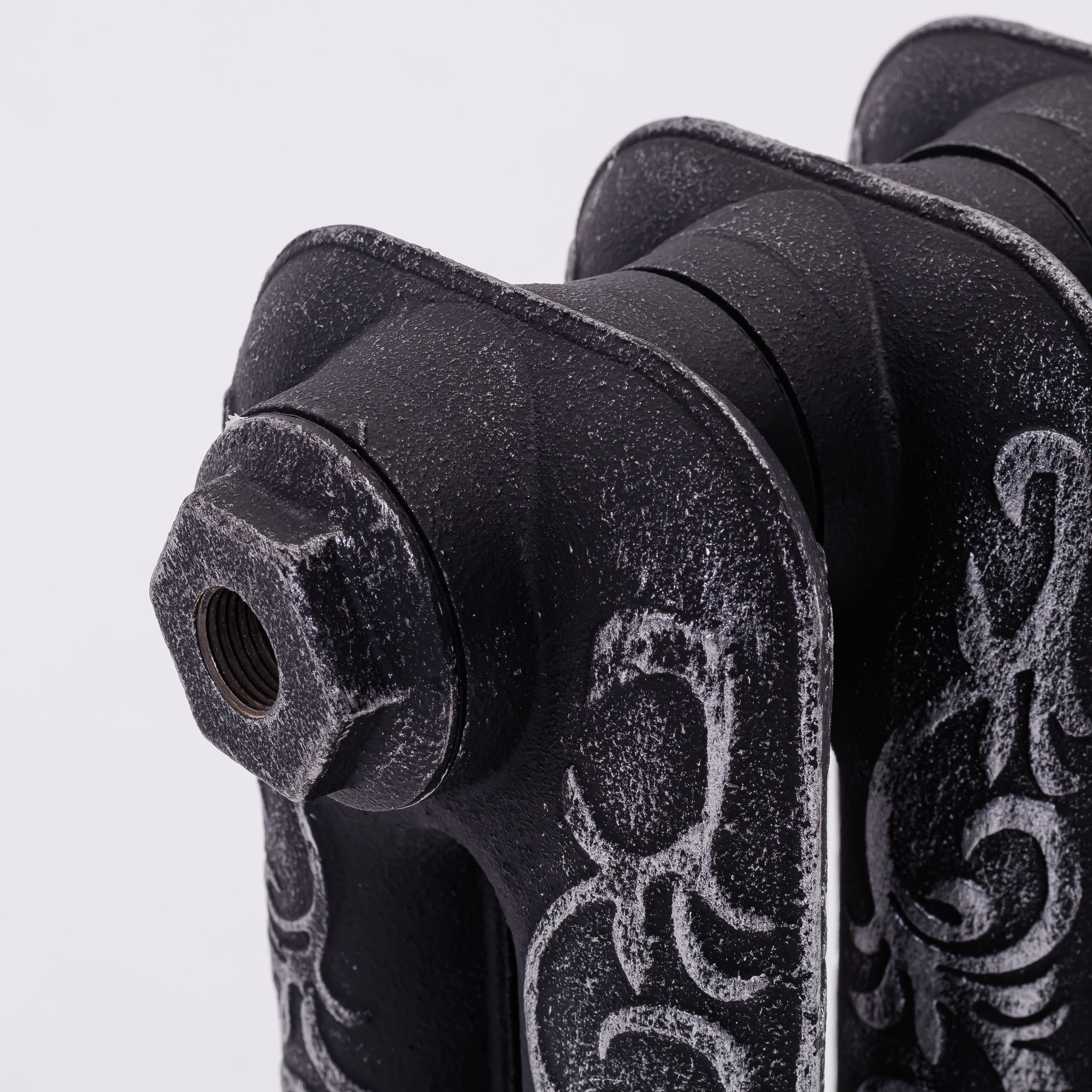 Предметные фотографии дизайнерских радиаторов отопления в стиле ретро