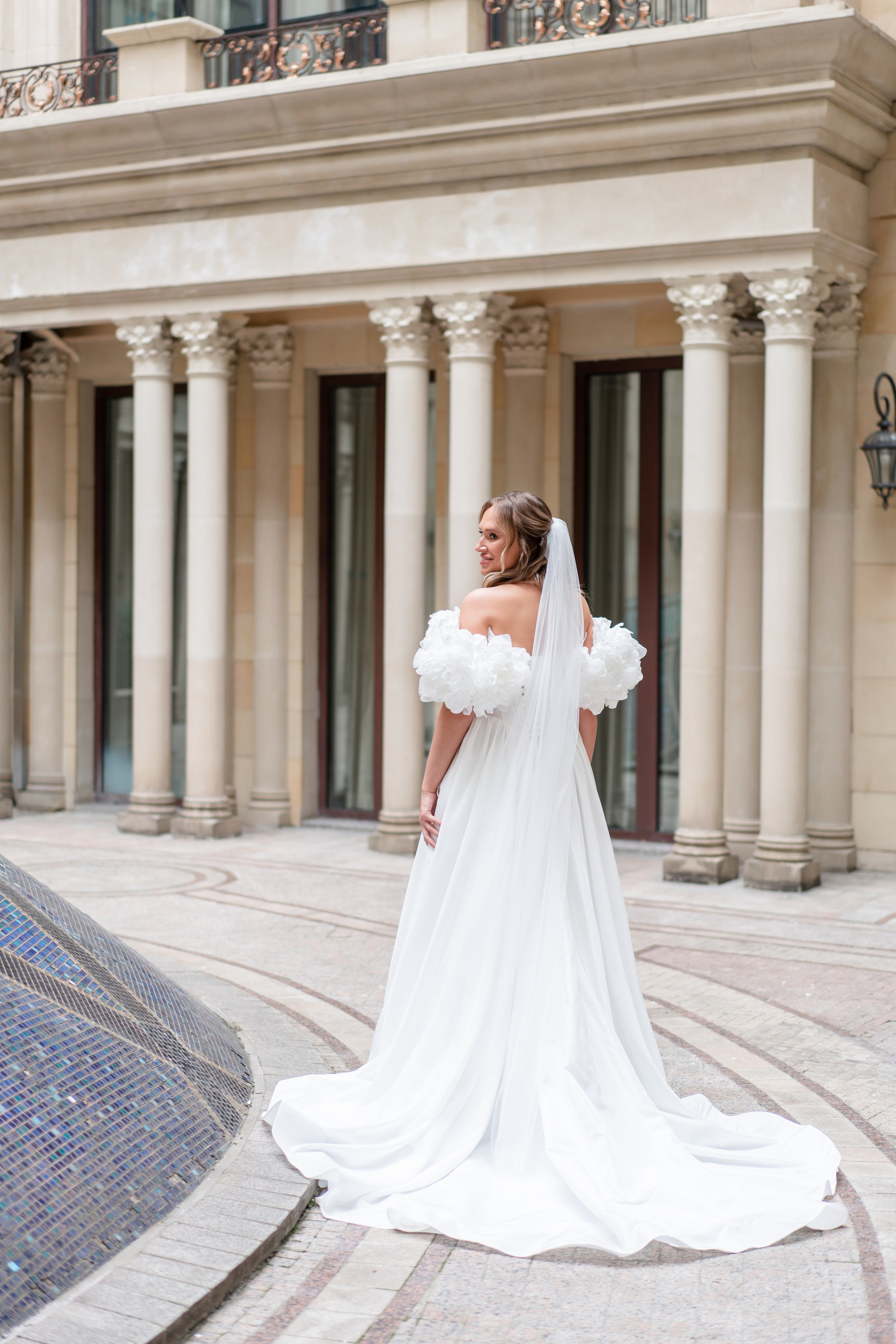 Свадебная фотосессия в отеле The St. Regis Moscow Nikolskaya. Свадебный фотограф Вера Климова