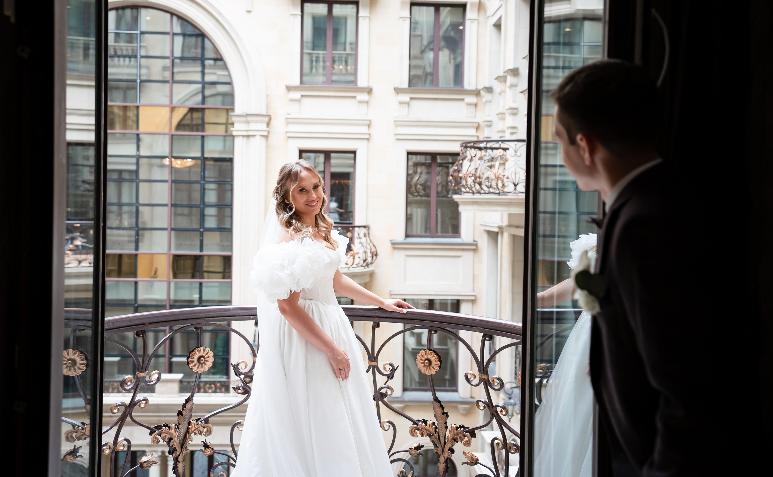 Свадебная фотосессия в отеле The St. Regis Moscow Nikolskaya. Свадебный фотограф Вера Климова