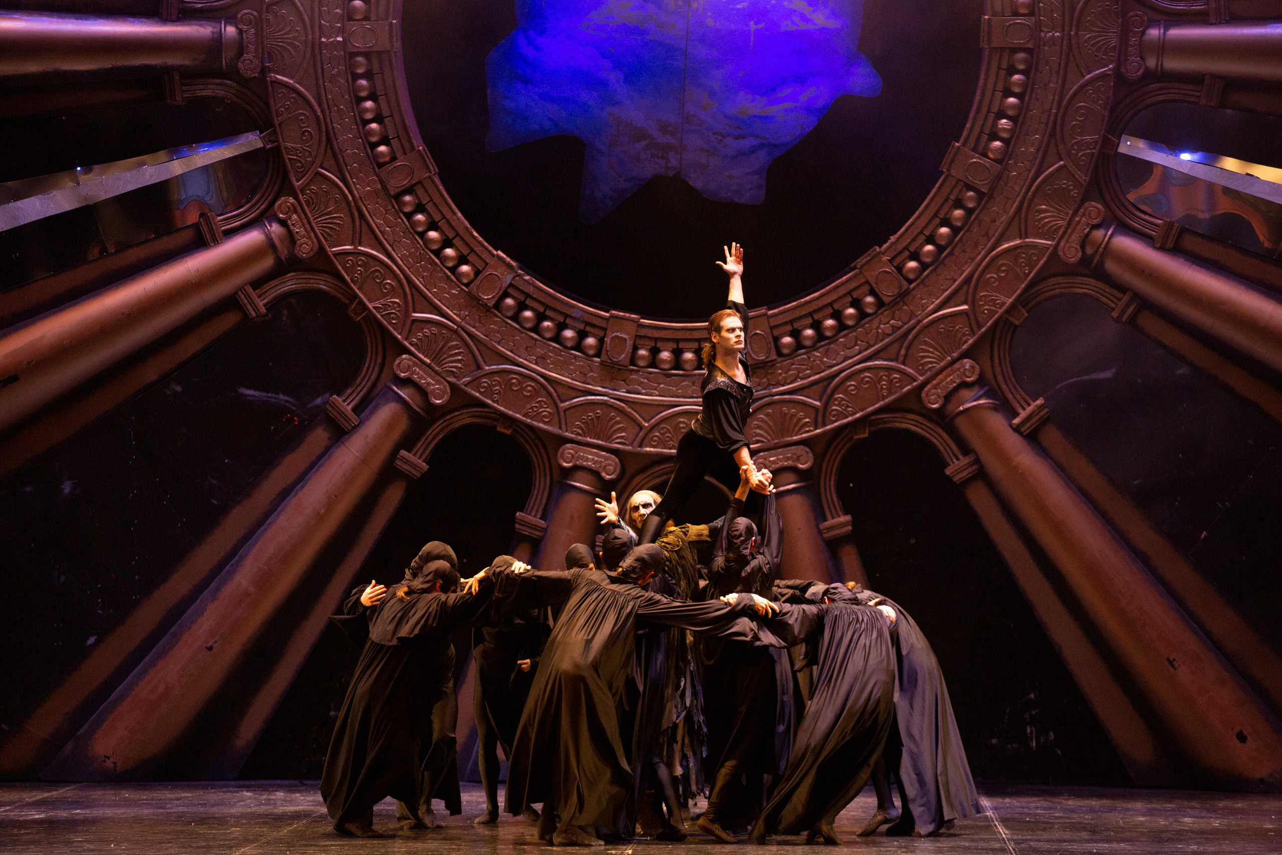 Русский Гамлет спектакль премьера Марийского театра оперы и балета в Зимнем театре г. Сочи. Фотограф в Сочи Юрий Шептаев