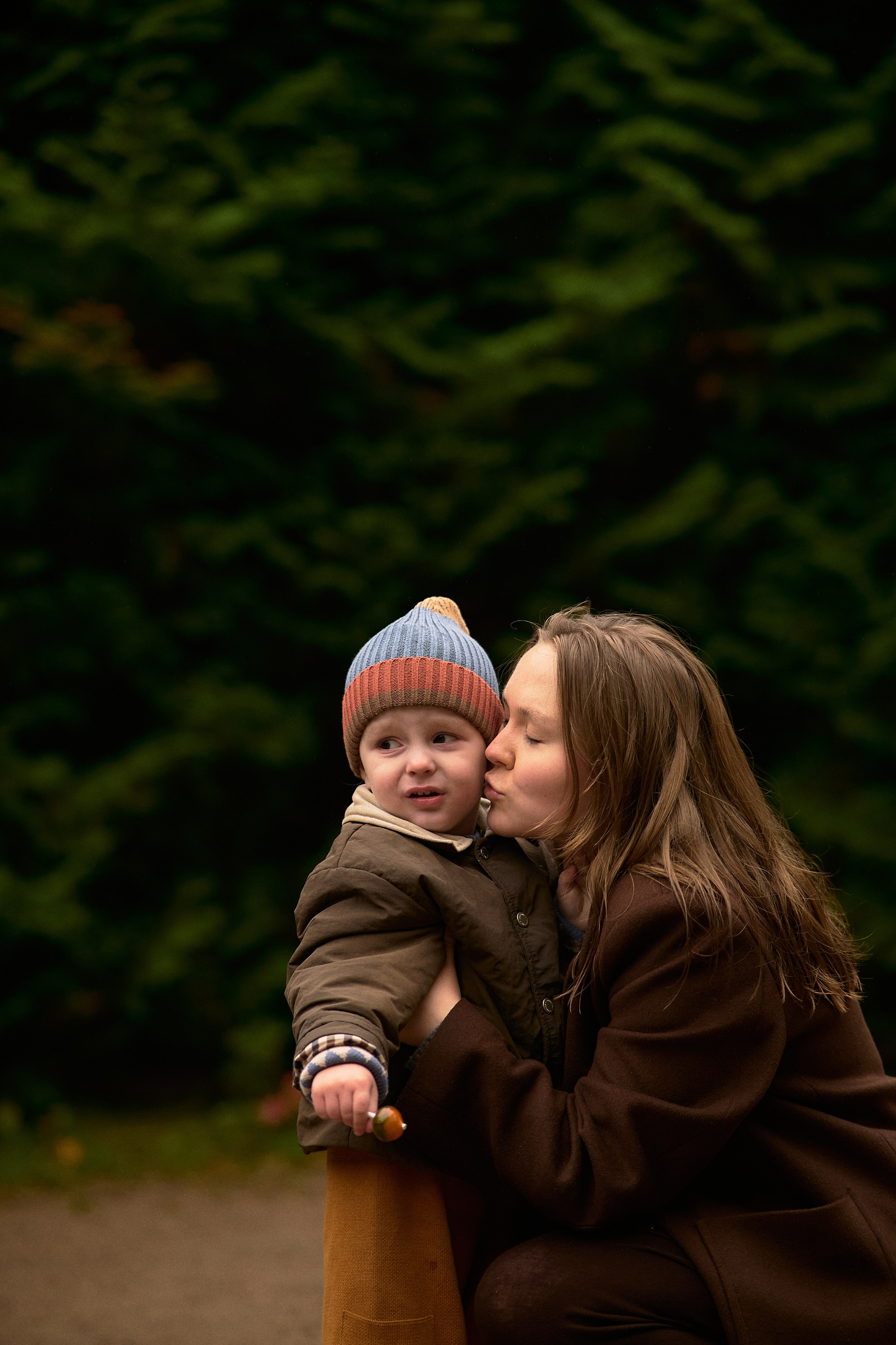 Света и Илюша под дождём. Семейный и свадебный lifestyle-фотограф в Москве Мария Петрова