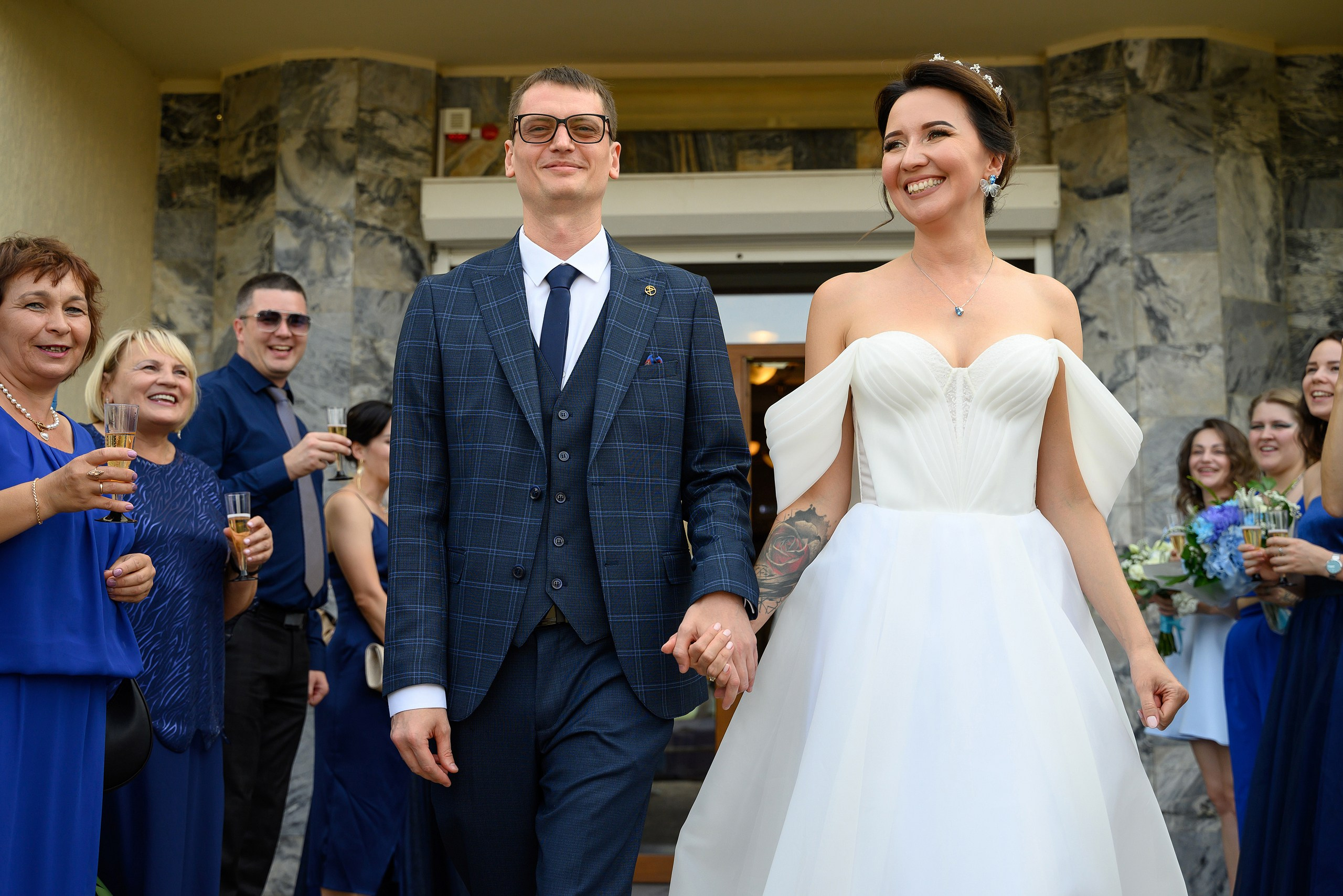 Выход из ЗАГСа, жених и невеста крупным планом.