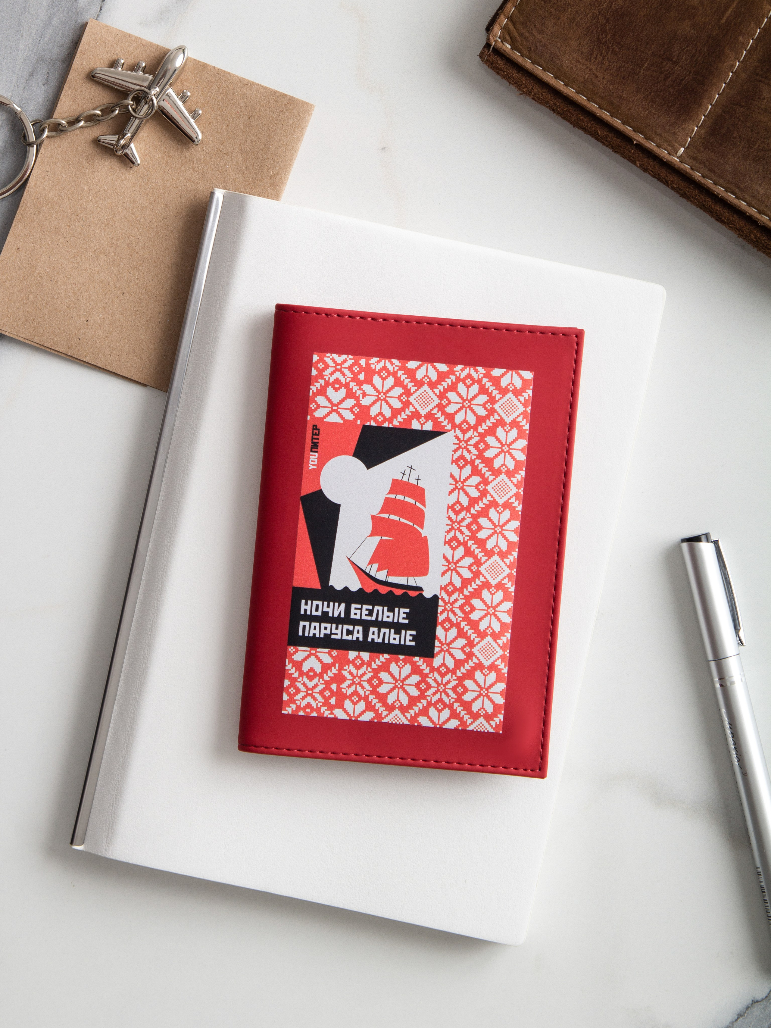 Красный блокнот | Профессиональная каталожная съемка канцелярских товаров | Предметный фотограф Санкт-Петербург
