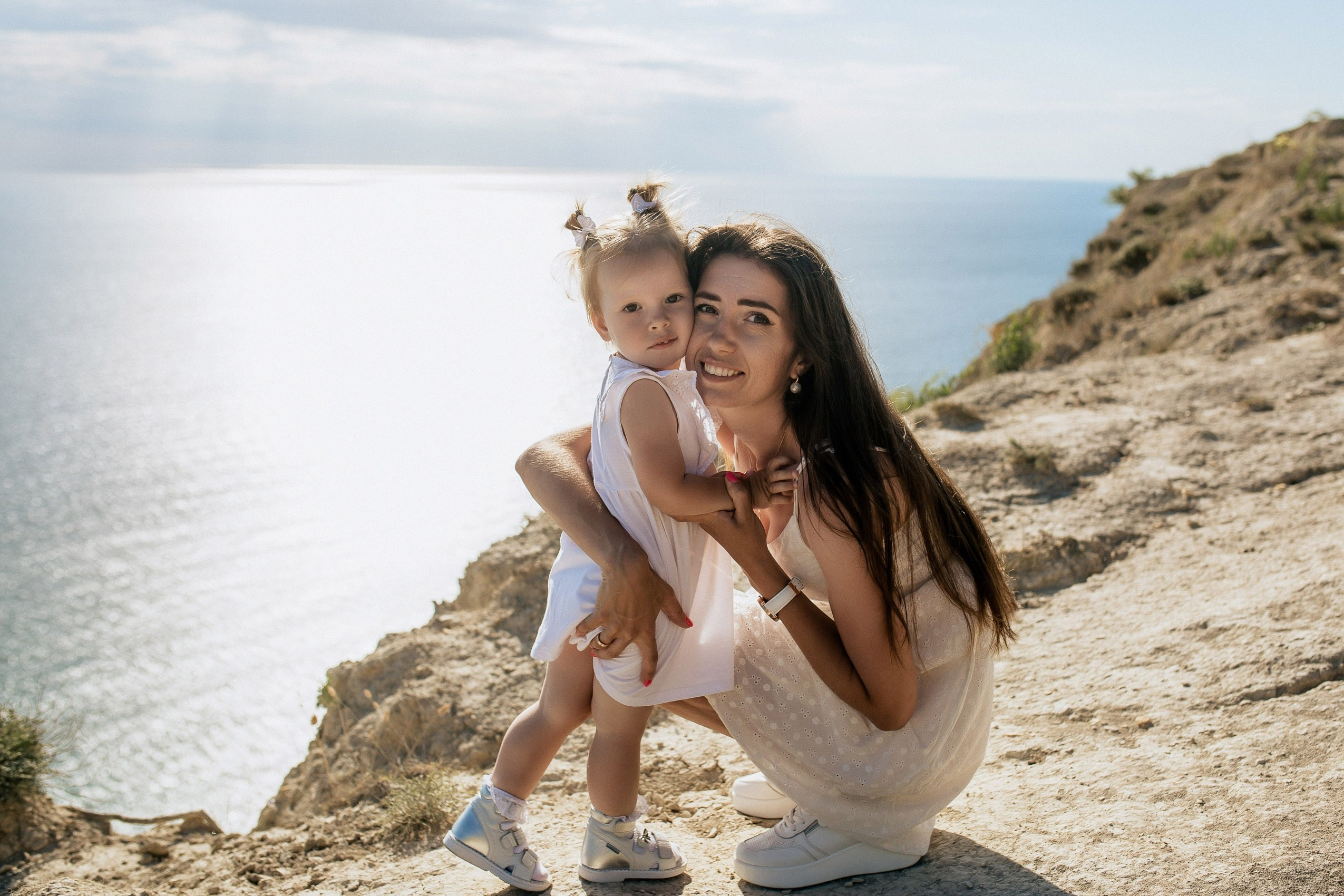 Фотография мамы с дочкой с панорамным видом Лысой Горы.