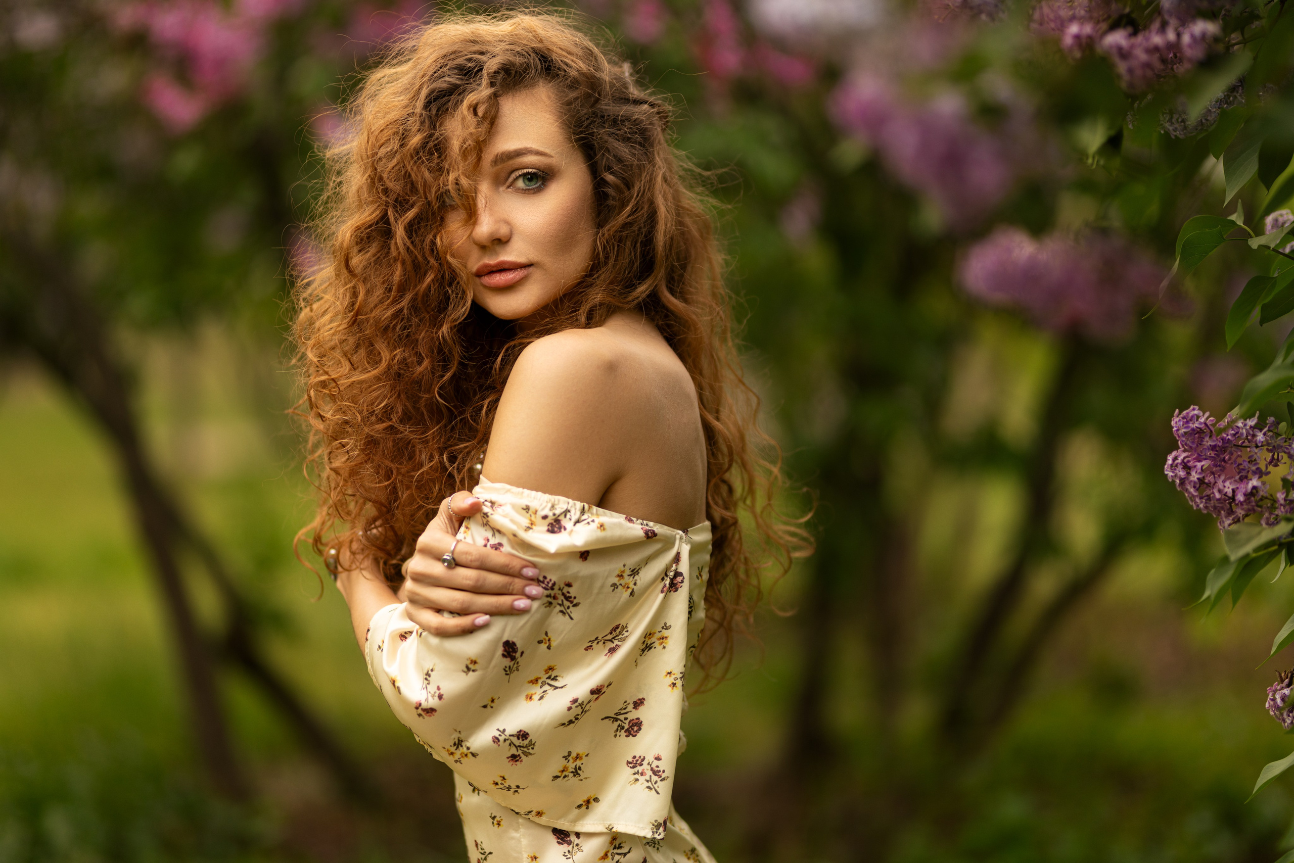 Фотосет с Дианой в цветущей сирени в Воронеже в формате для «себя». Дмитрий Шульгин, портретный фотограф в Воронеже