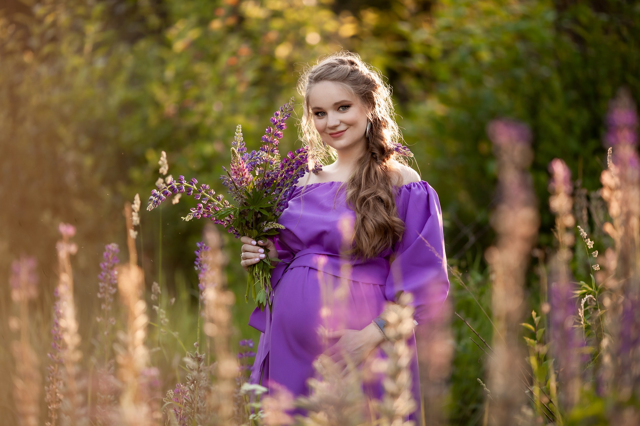 Портрет беременной девушки в люпинах