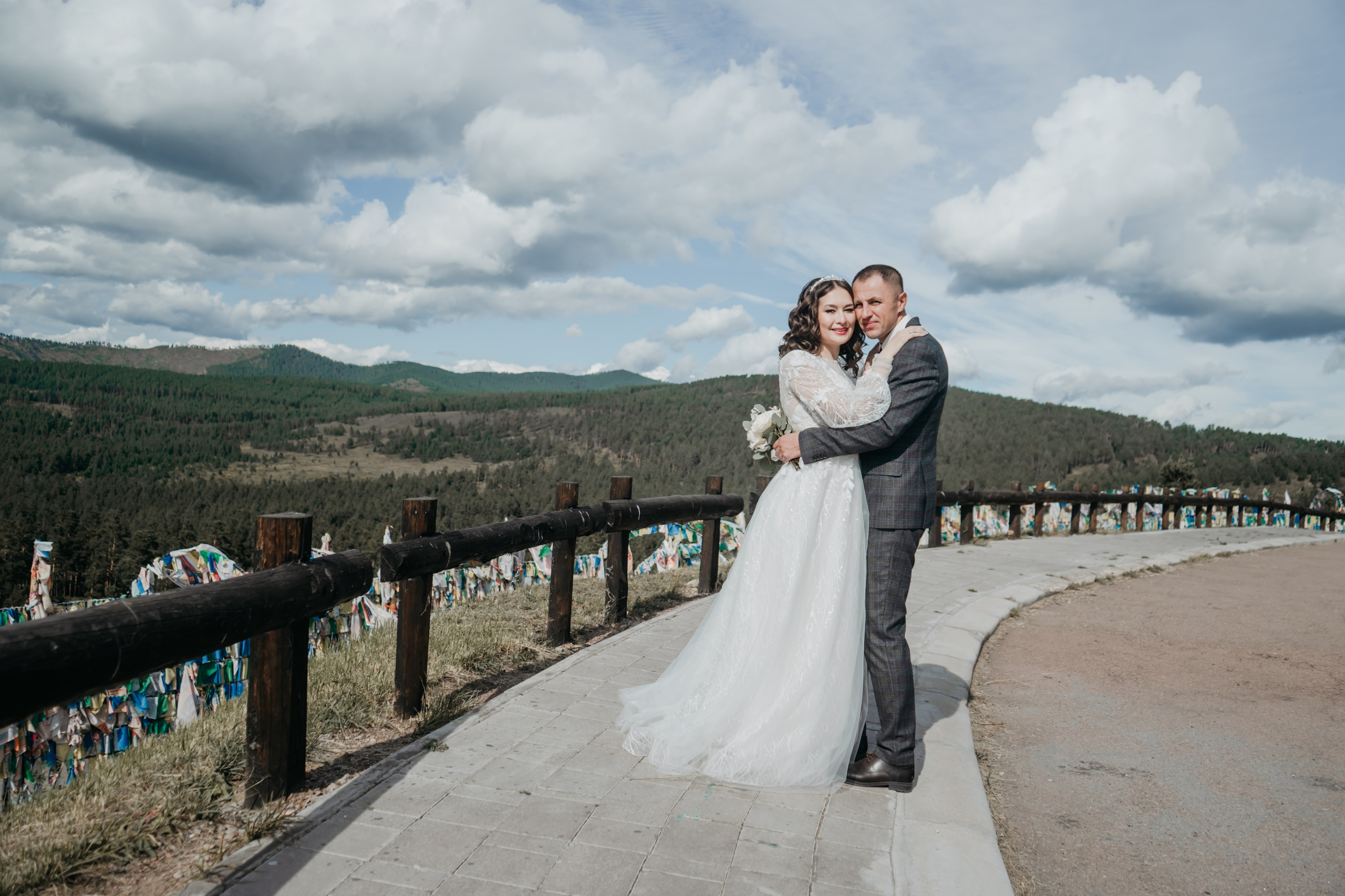 Свадебный фотографии с прогулки в окрестностях Улан-Удэ. Фотограф в Улан-Удэ. Свадебный фотограф в Улан-Удэ