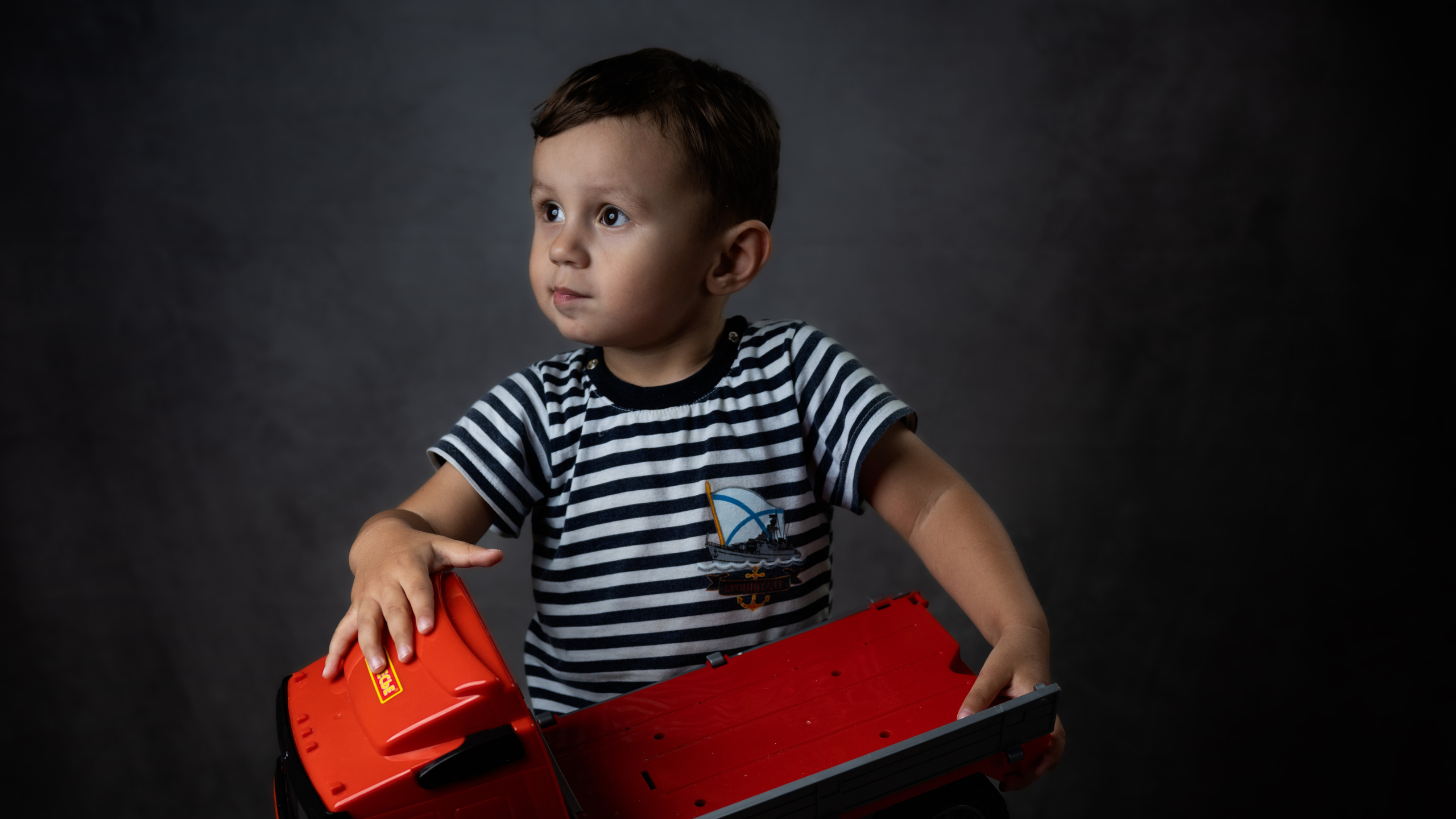 Олейник Денис — предметный фотограф, фотограф для маркетплейсов в Казани