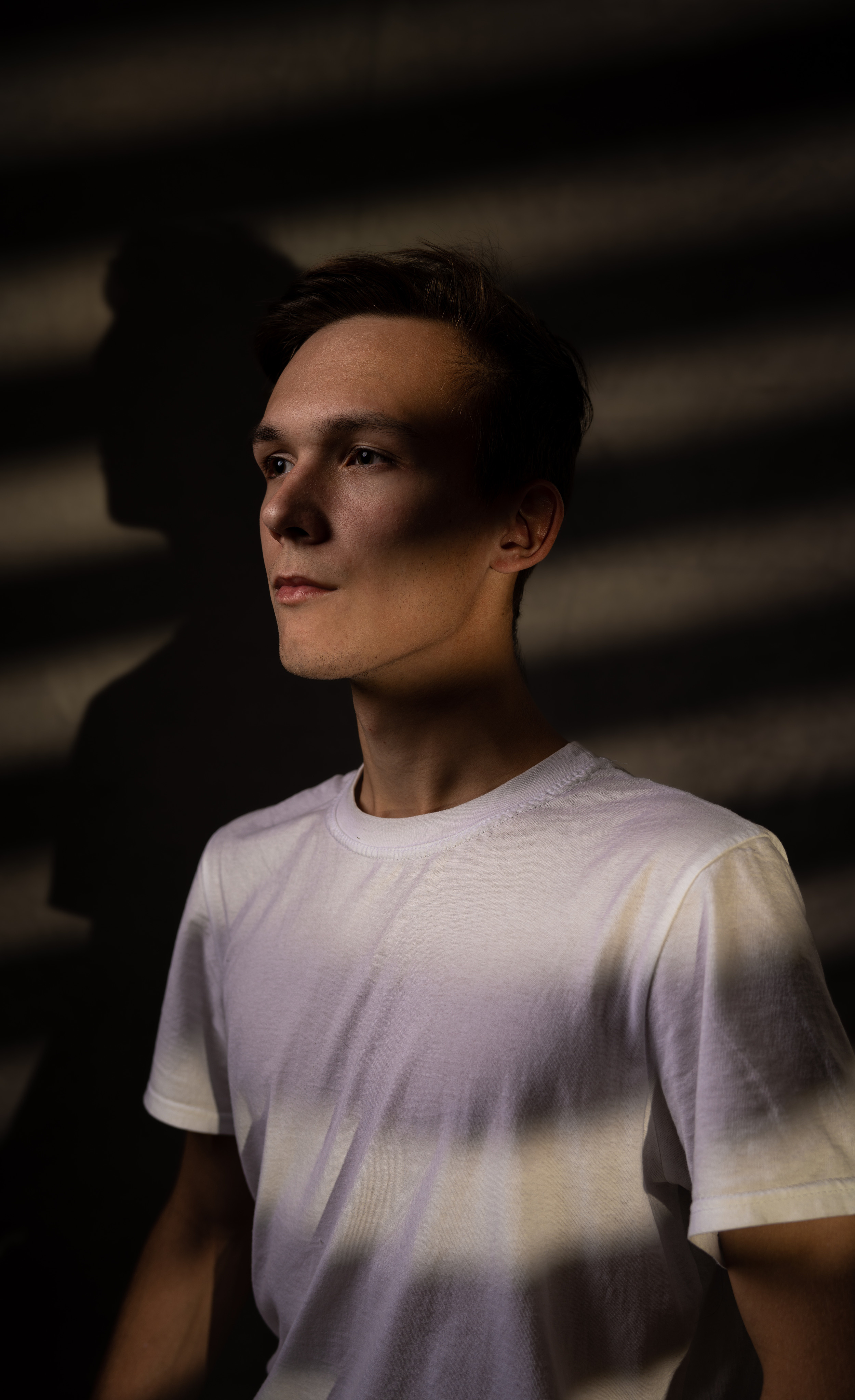 Портретная мужская съемка, игра со светом. Олейник Денис — предметный фотограф, фотограф для маркетплейсов в Казани