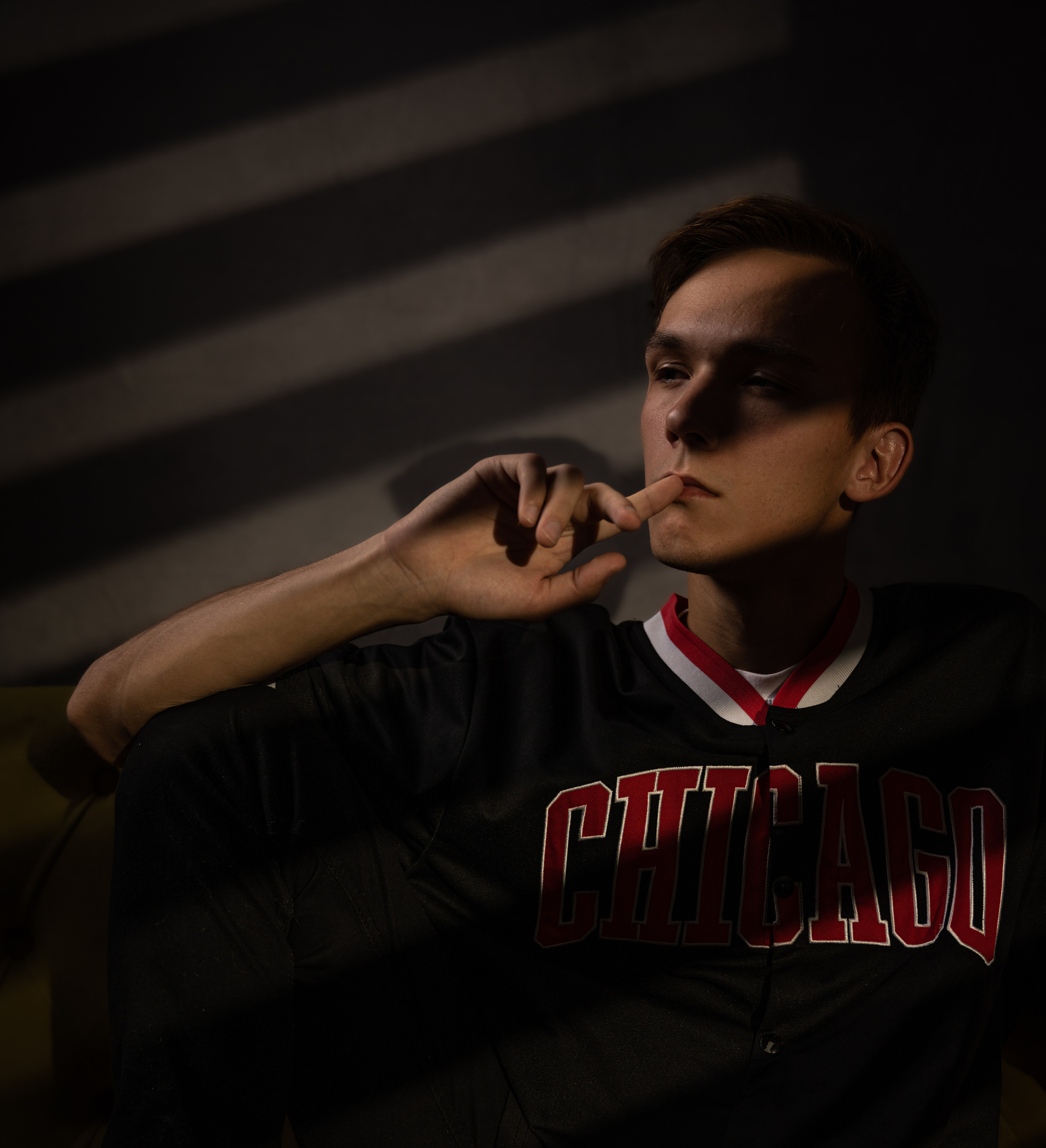 Портретная мужская съемка, игра со светом. Олейник Денис — предметный фотограф, фотограф для маркетплейсов в Казани