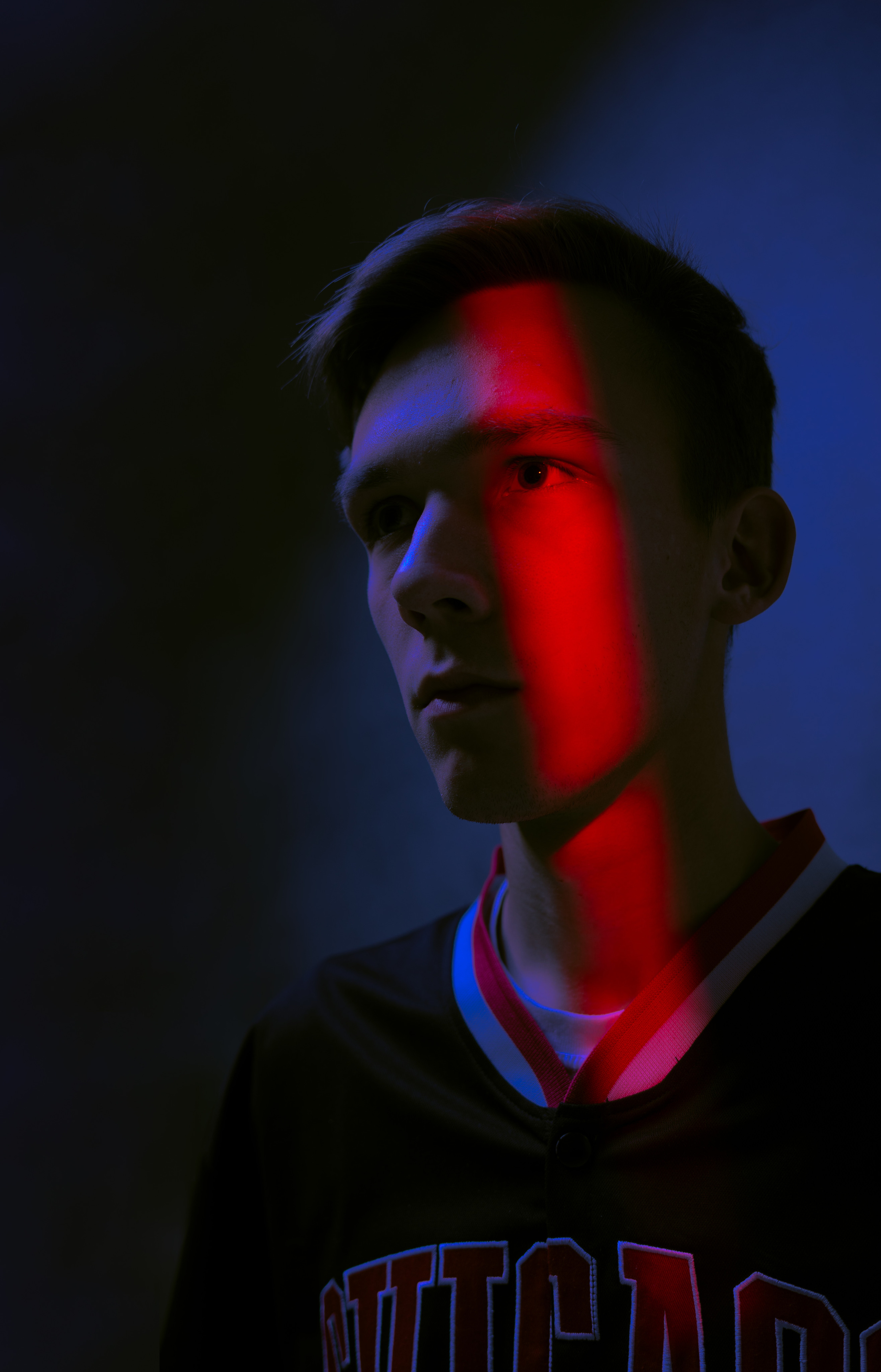 Портретная мужская съемка, игра со светом. Олейник Денис — предметный фотограф, фотограф для маркетплейсов в Казани