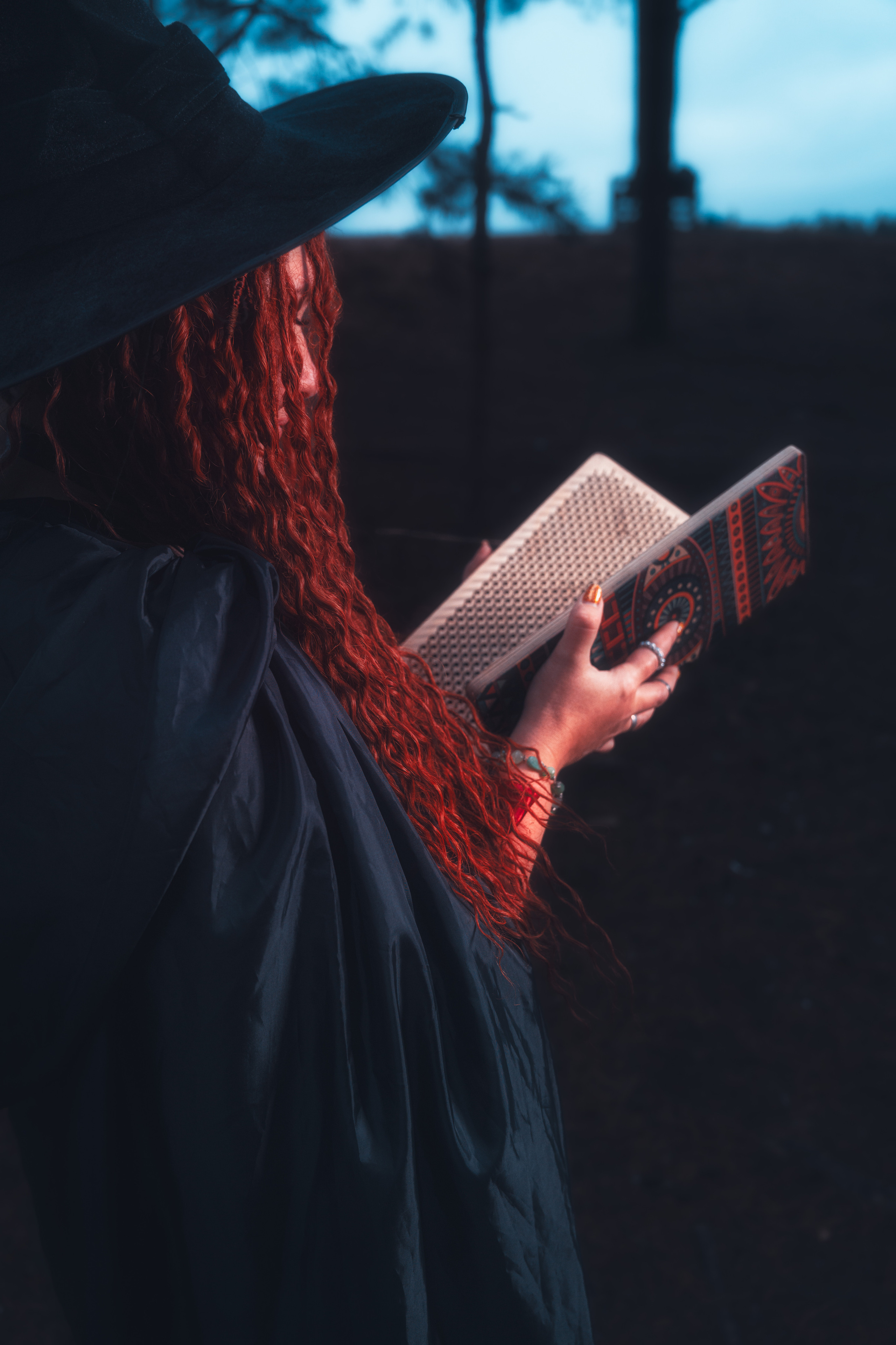 Творческая фотосъемка по запросу «Ведьма». Олейник Денис — предметный фотограф, фотограф для маркетплейсов в Казани