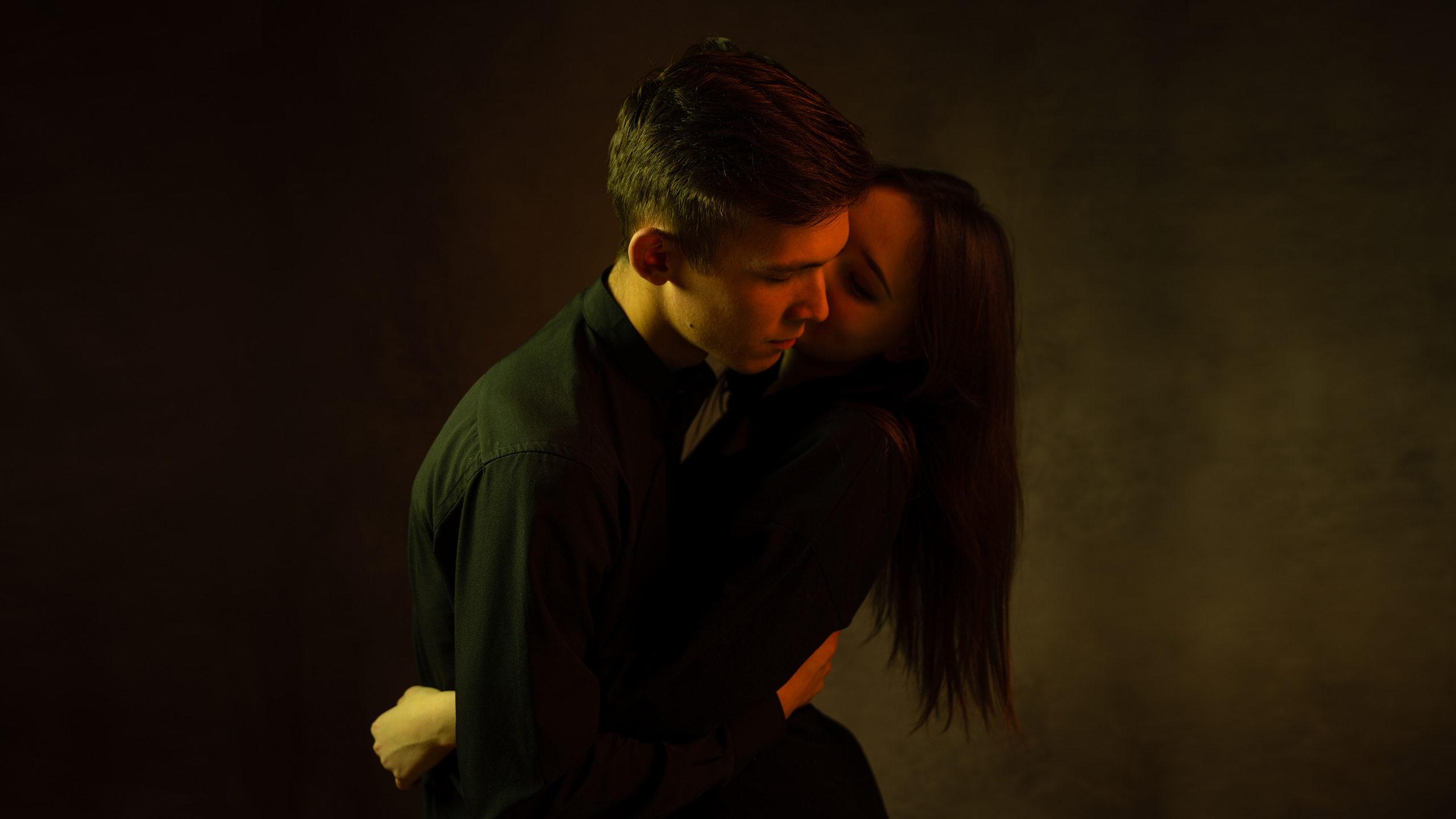 Съемка замечательной молодой пары в домашней фотостудии. Олейник Денис — предметный фотограф, фотограф для маркетплейсов в Казани