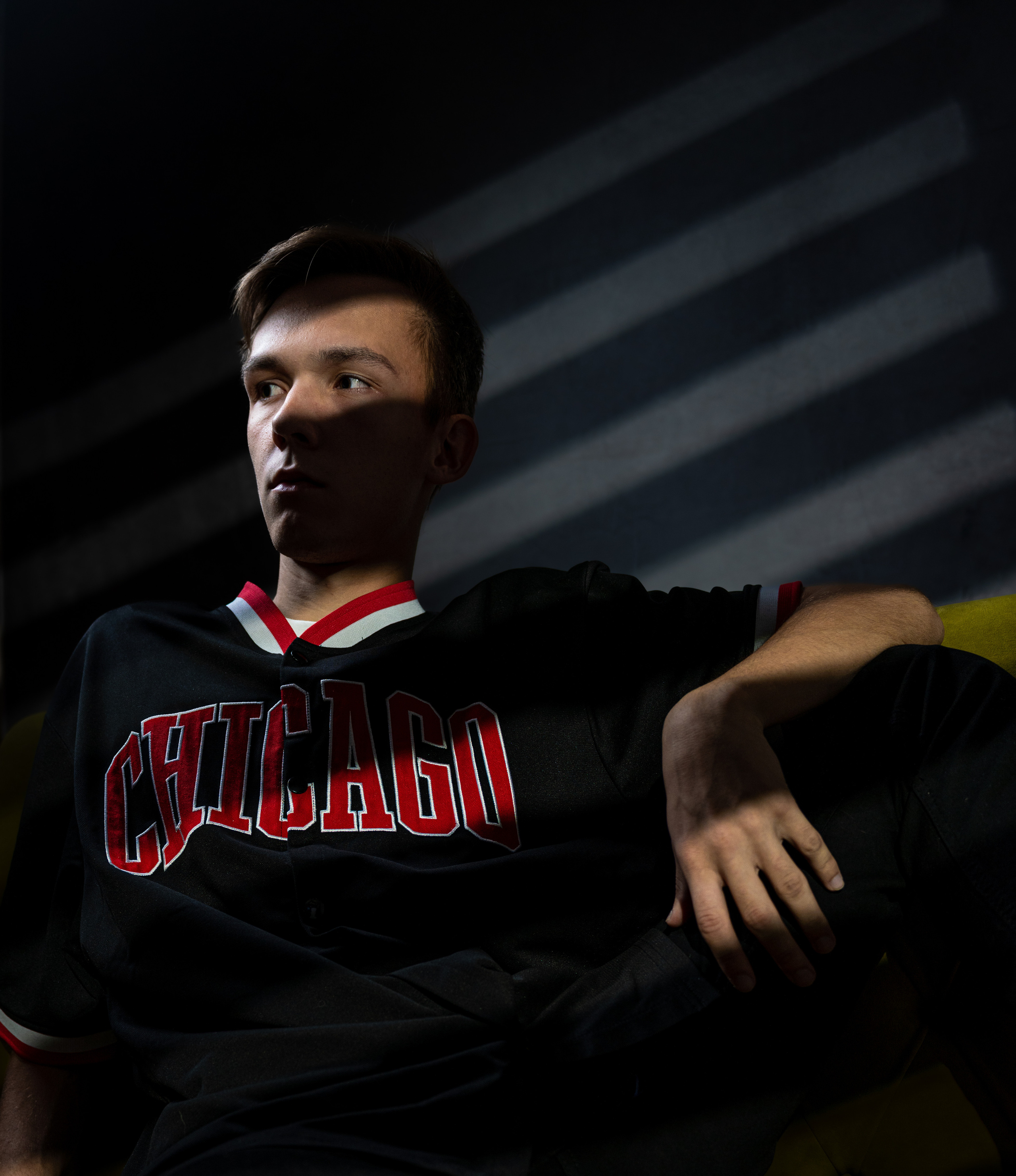 Портретная мужская съемка, игра со светом. Олейник Денис — предметный фотограф, фотограф для маркетплейсов в Казани