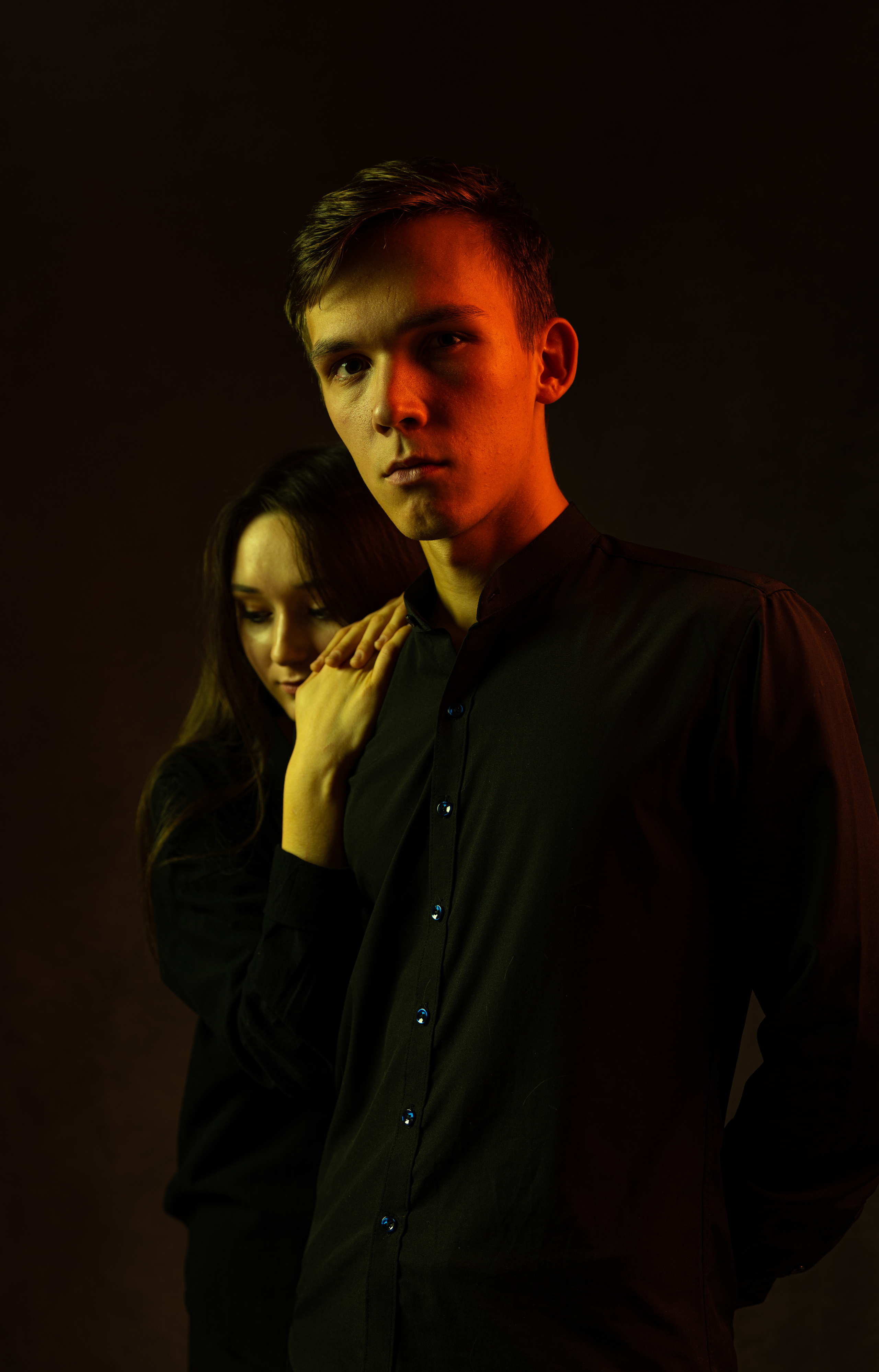 Съемка замечательной молодой пары в домашней фотостудии. Олейник Денис — предметный фотограф, фотограф для маркетплейсов в Казани