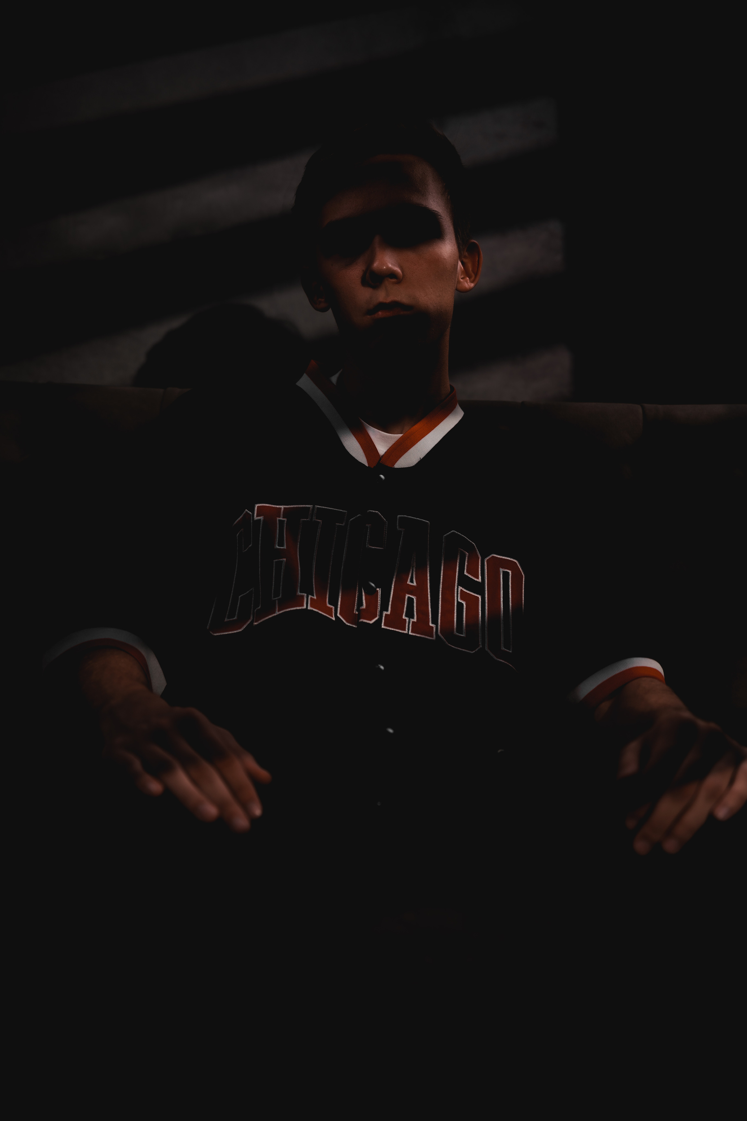 Портретная мужская съемка, игра со светом. Олейник Денис — предметный фотограф, фотограф для маркетплейсов в Казани