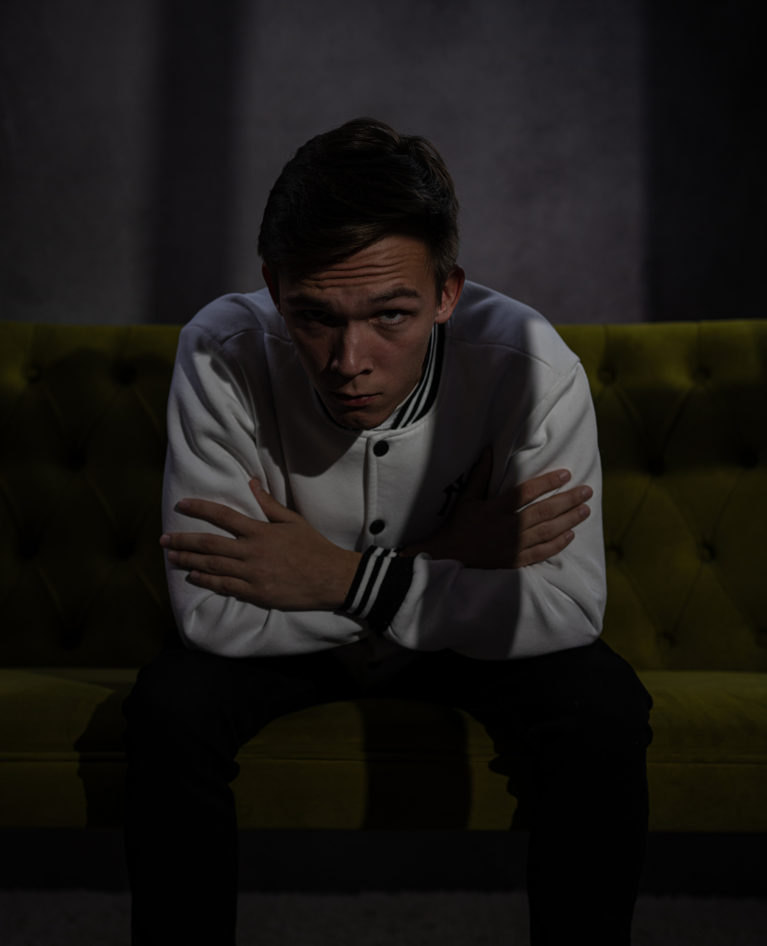 Портретная мужская съемка, игра со светом. Олейник Денис — предметный фотограф, фотограф для маркетплейсов в Казани