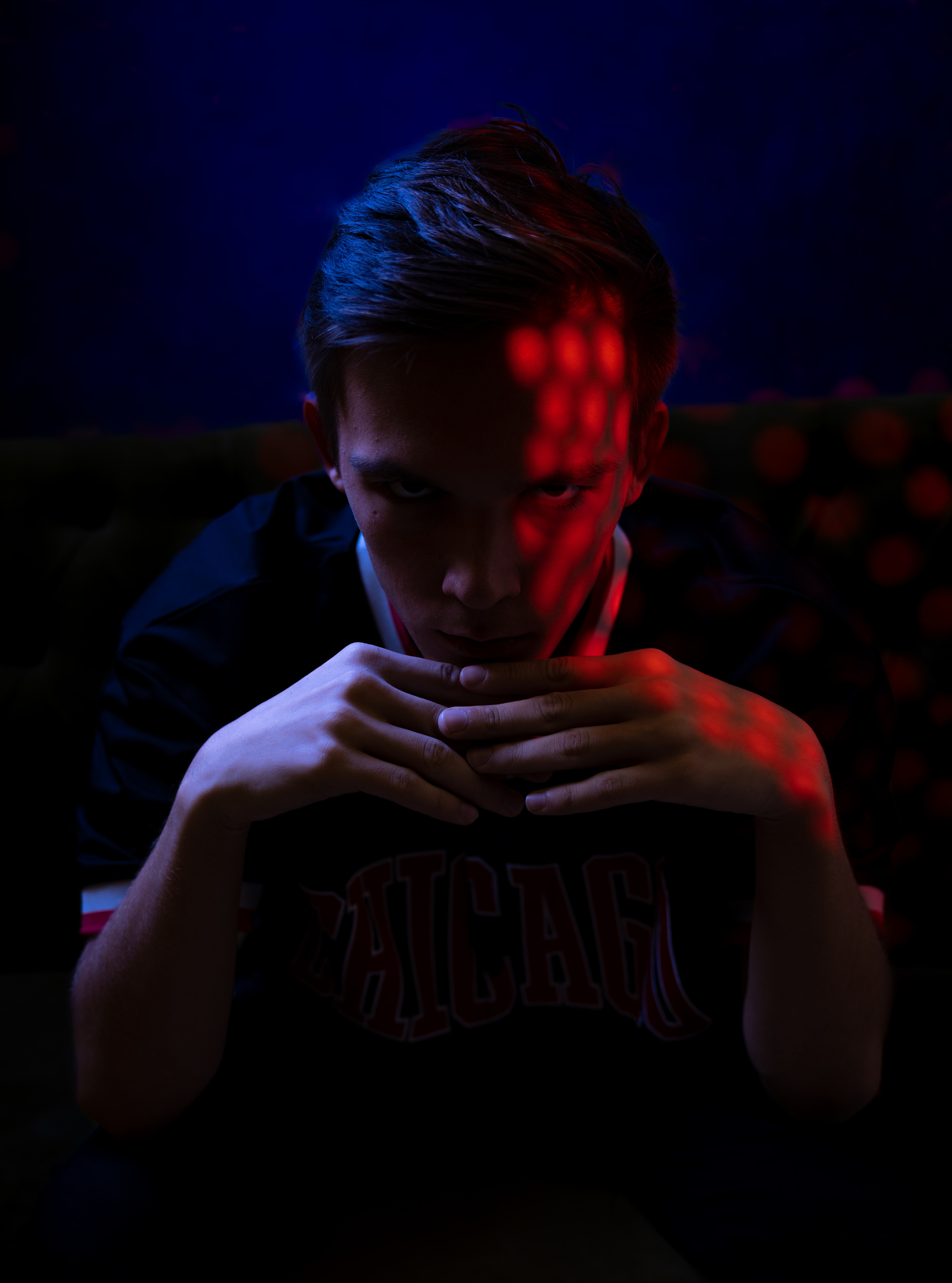 Портретная мужская съемка, игра со светом. Олейник Денис — предметный фотограф, фотограф для маркетплейсов в Казани