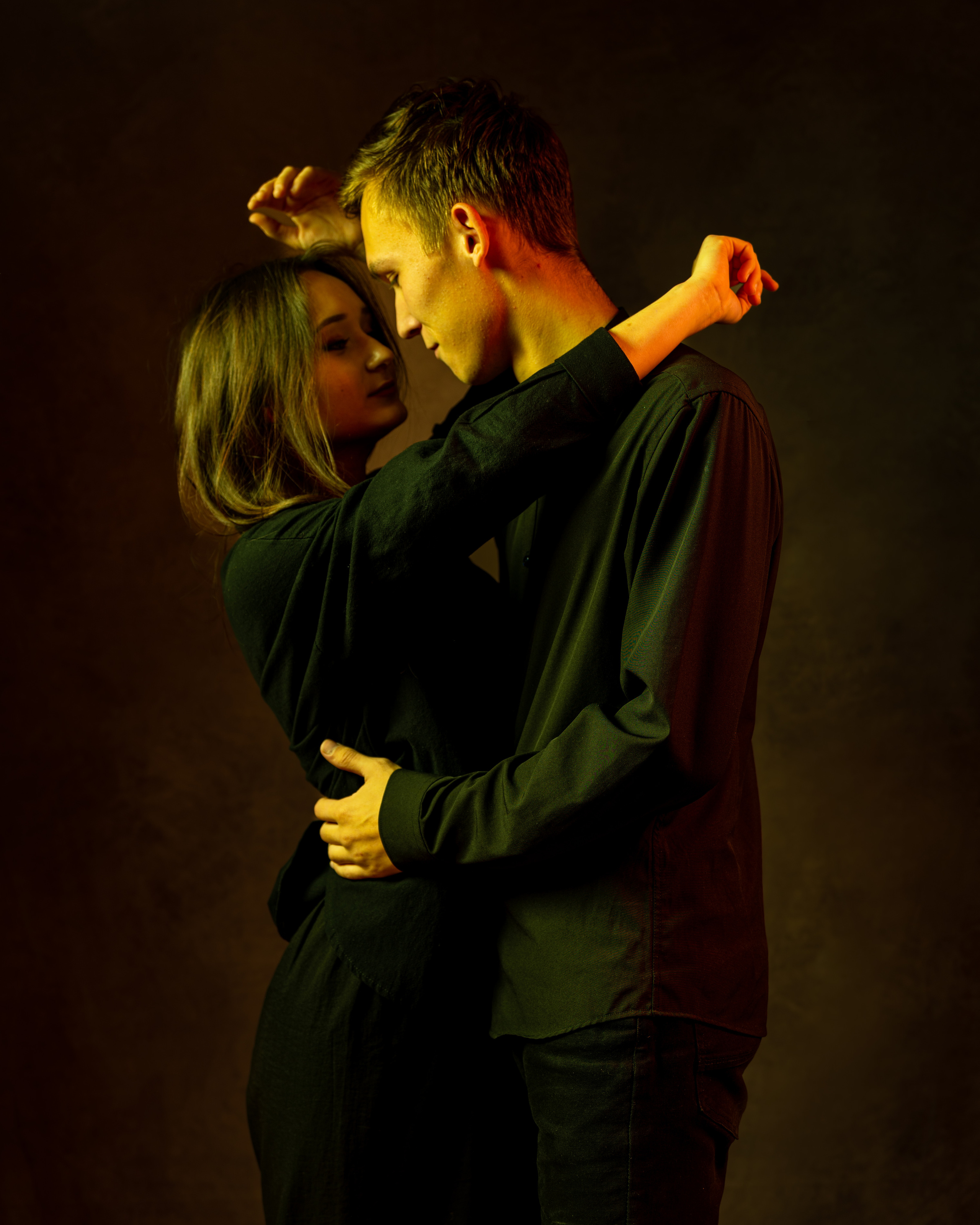 Съемка замечательной молодой пары в домашней фотостудии. Олейник Денис — предметный фотограф, фотограф для маркетплейсов в Казани