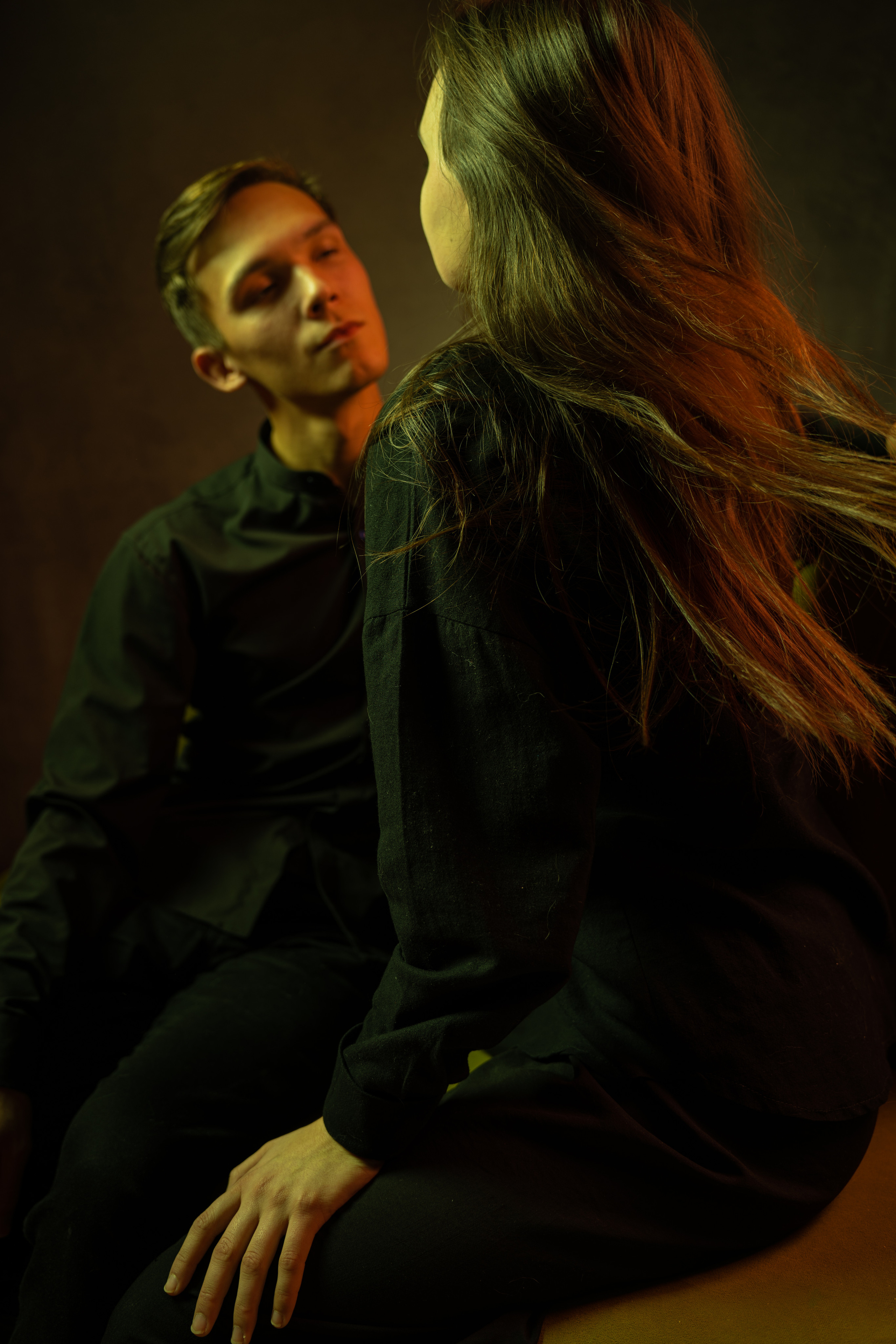 Съемка замечательной молодой пары в домашней фотостудии. Олейник Денис — предметный фотограф, фотограф для маркетплейсов в Казани