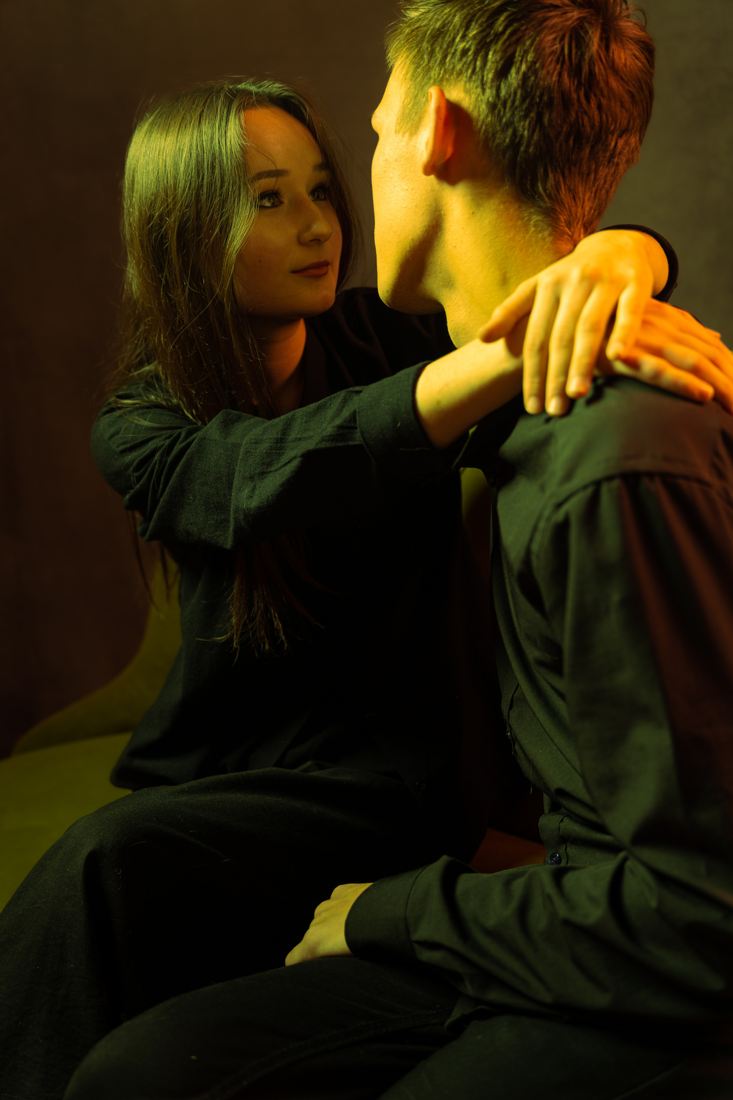 Съемка замечательной молодой пары в домашней фотостудии. Олейник Денис — предметный фотограф, фотограф для маркетплейсов в Казани