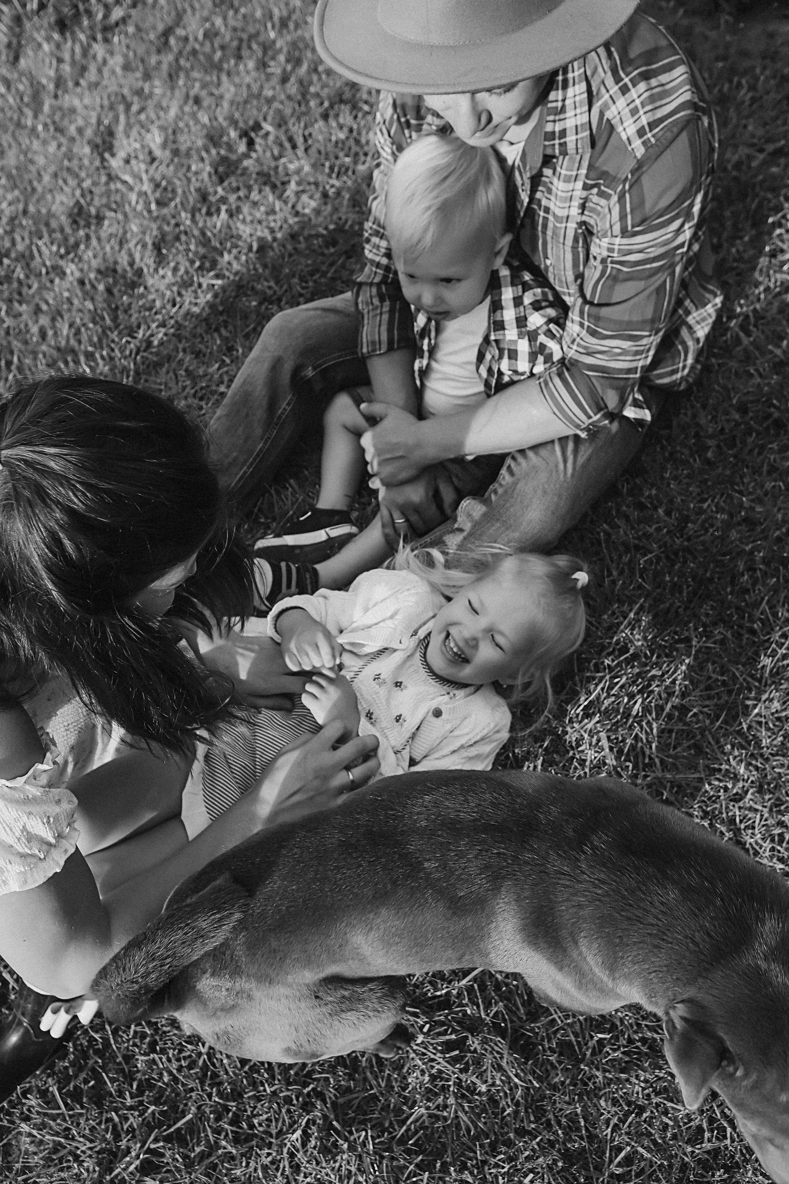 У дома. Семейный фотограф Тюмень, фотограф на роды Салмина Мария