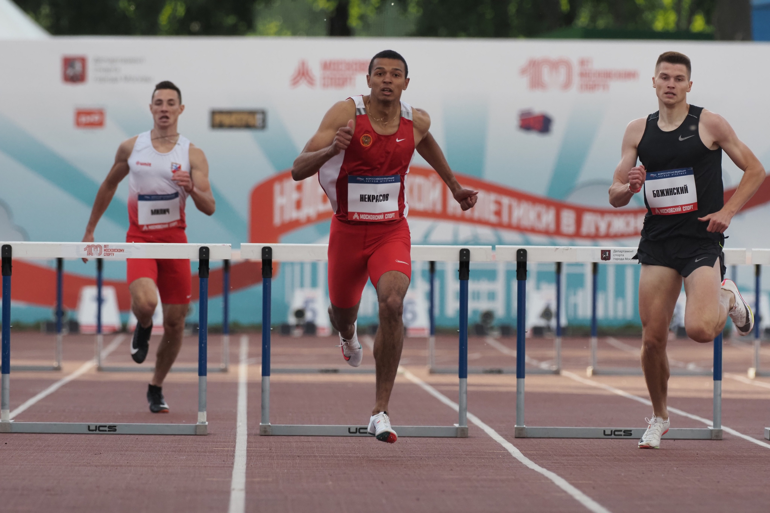 Бегуны преодолевают барьеры и финишируют