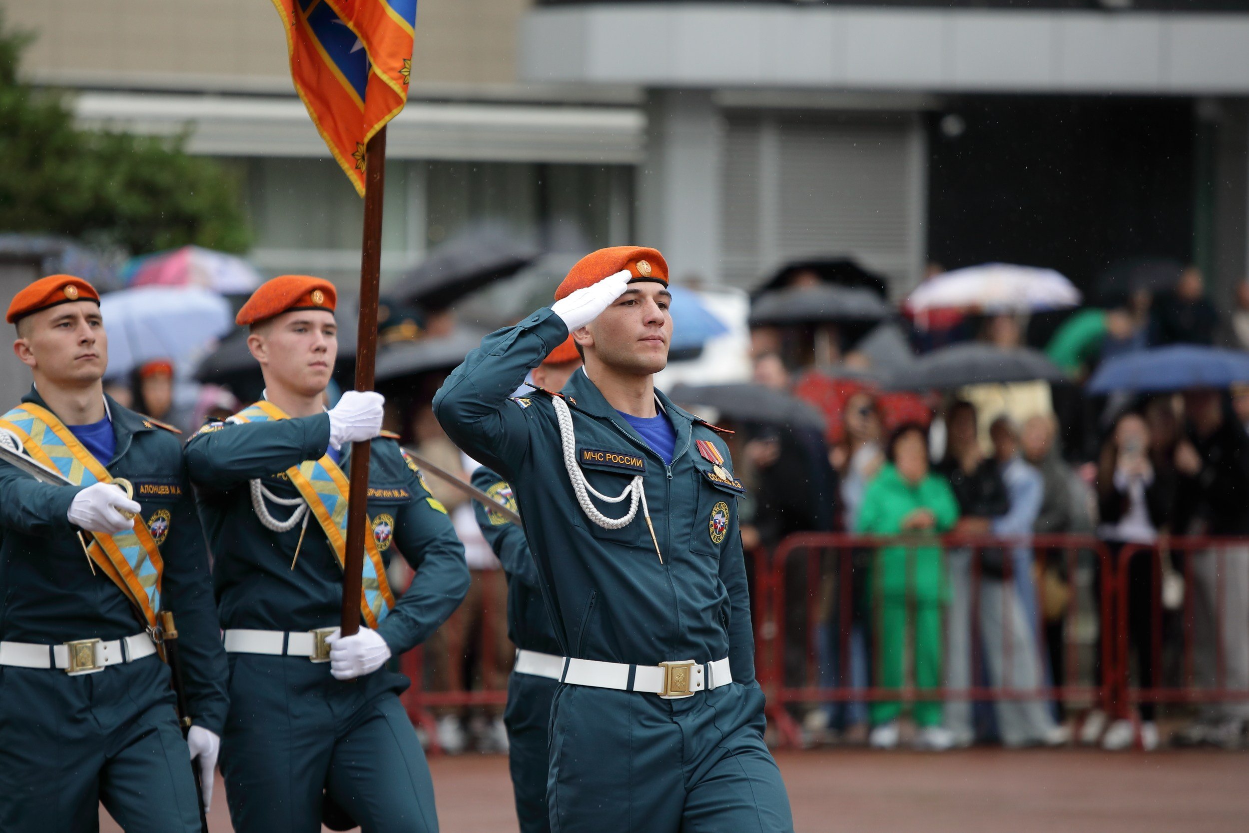 Выпуск Уральского института ГПС МЧС России вынос знамя